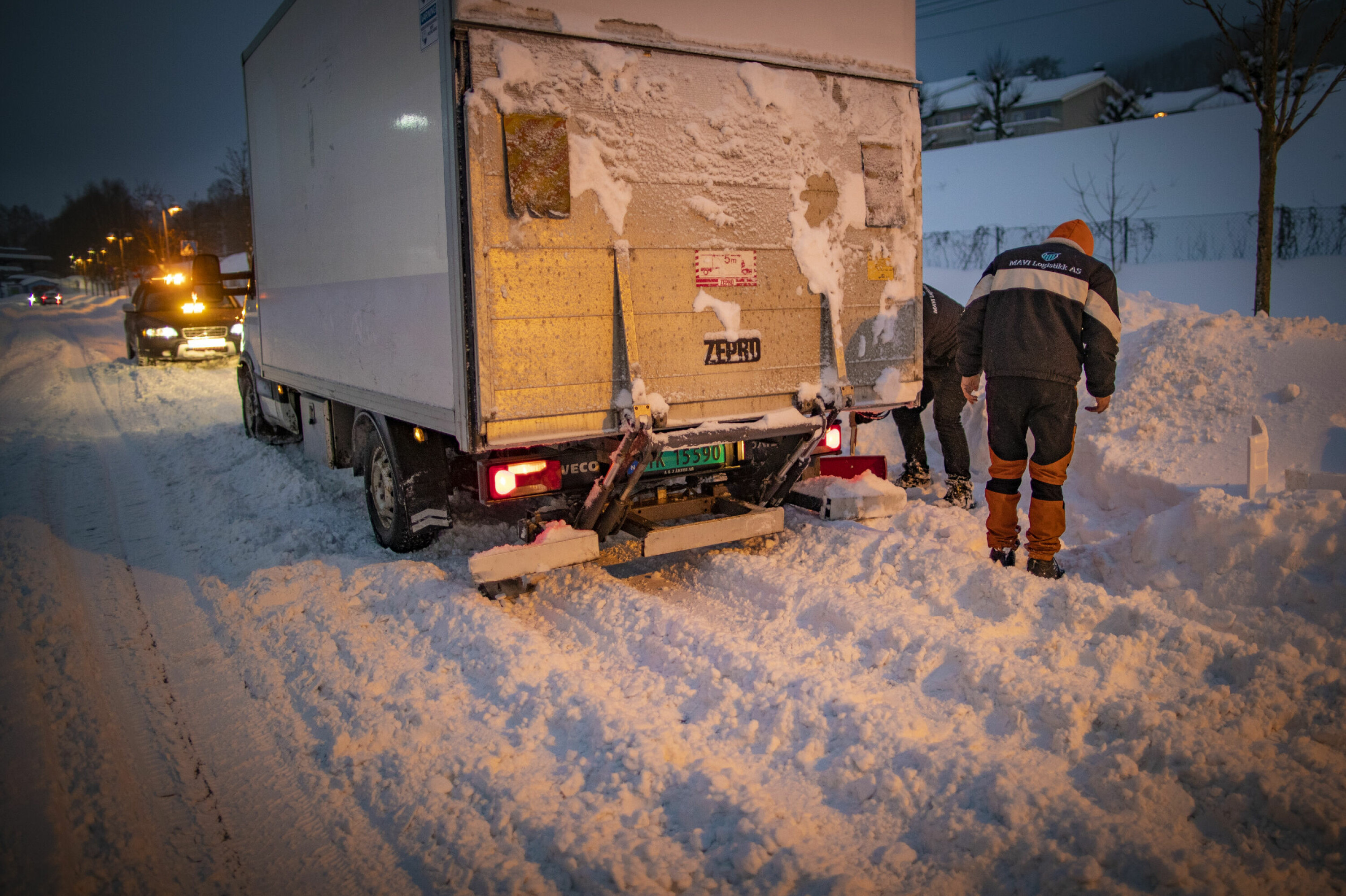 FAST PÅ FLATA 2: Lastebilsjåfør fikk drahjelp av DRM24 kom til å komme seg videre bak Marienlyst.