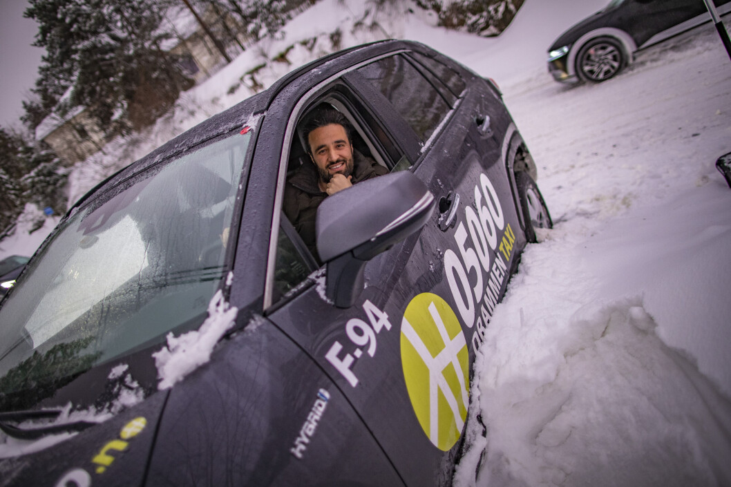 <span class=" italic" data-lab-italic_desktop="italic">Taxisjåfør Omir fra Drammen Taxi stod fast i brøytekanten langs Austadveien i sin Toyota RAV4, og stilte villig opp på bilde da DRM24 stilte med slepetau og fikk han løs.</span> <span class=" italic" data-lab-italic_desktop="italic">Taxisjåfør Omir fra Drammen Taxi stod fast i brøytekanten langs Austadveien i sin Toyota RAV4, og stilte villig opp på bilde da DRM24 stilte med slepetau og fikk han løs.</span>