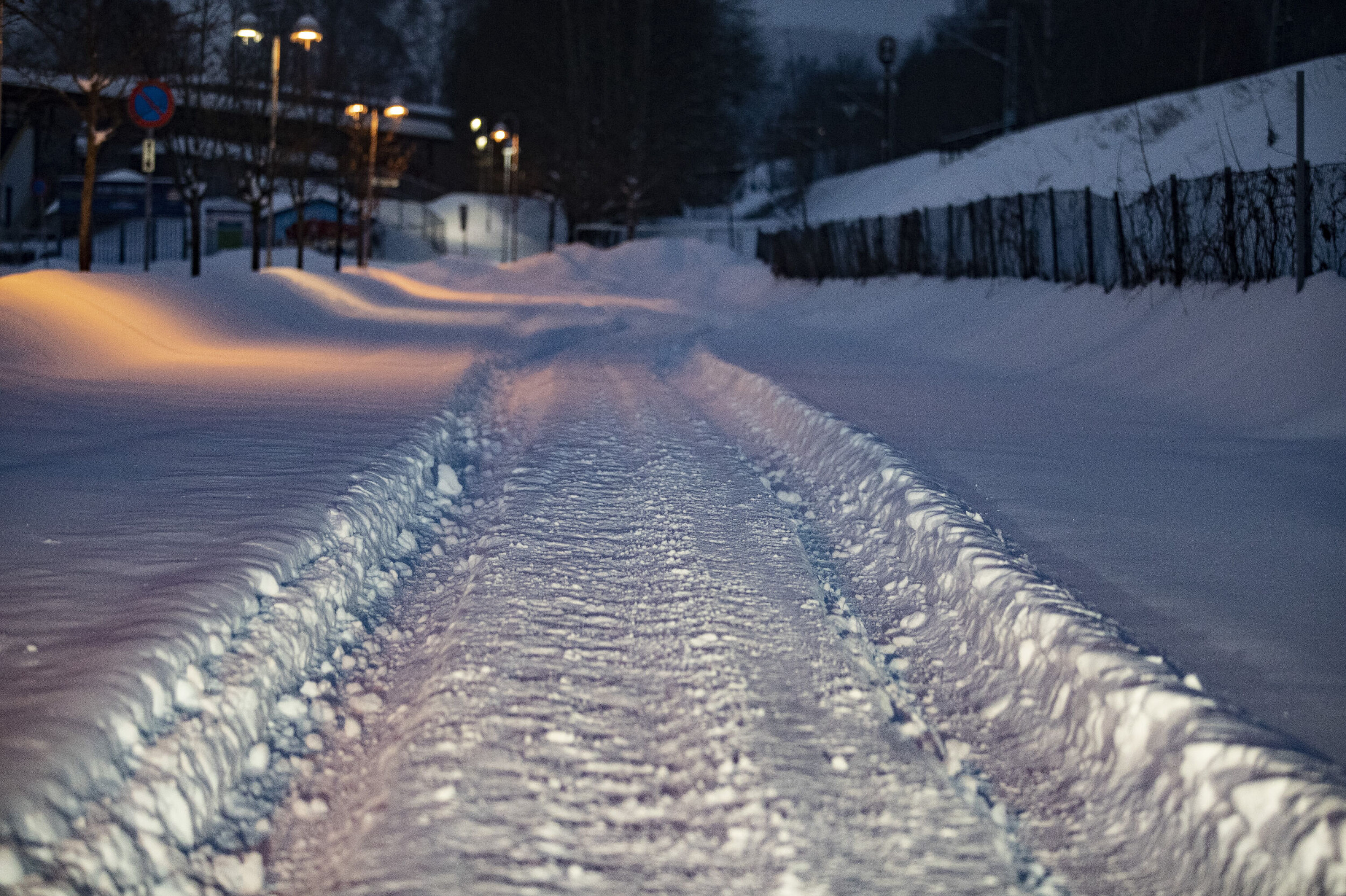 KOMMUNAL PARKERINGSPLASS: Flotte skiforhold med 30 centimeter nysnø på parkeringsplassen bak Marienlyst stadion.