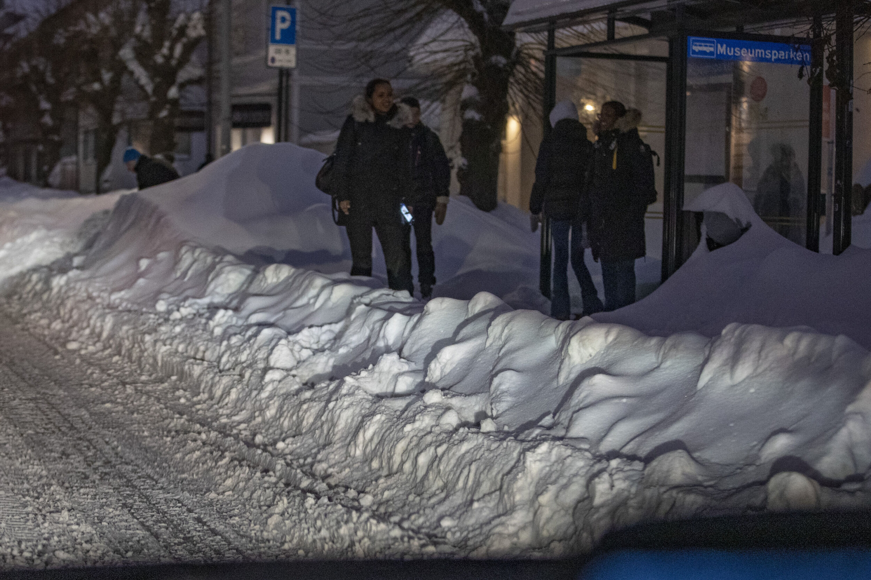 KONNERUDGATA: Ikke lett å komme seg av og på bussen her. Er du dårlig til beins eller handikappet er det bare å glemme.