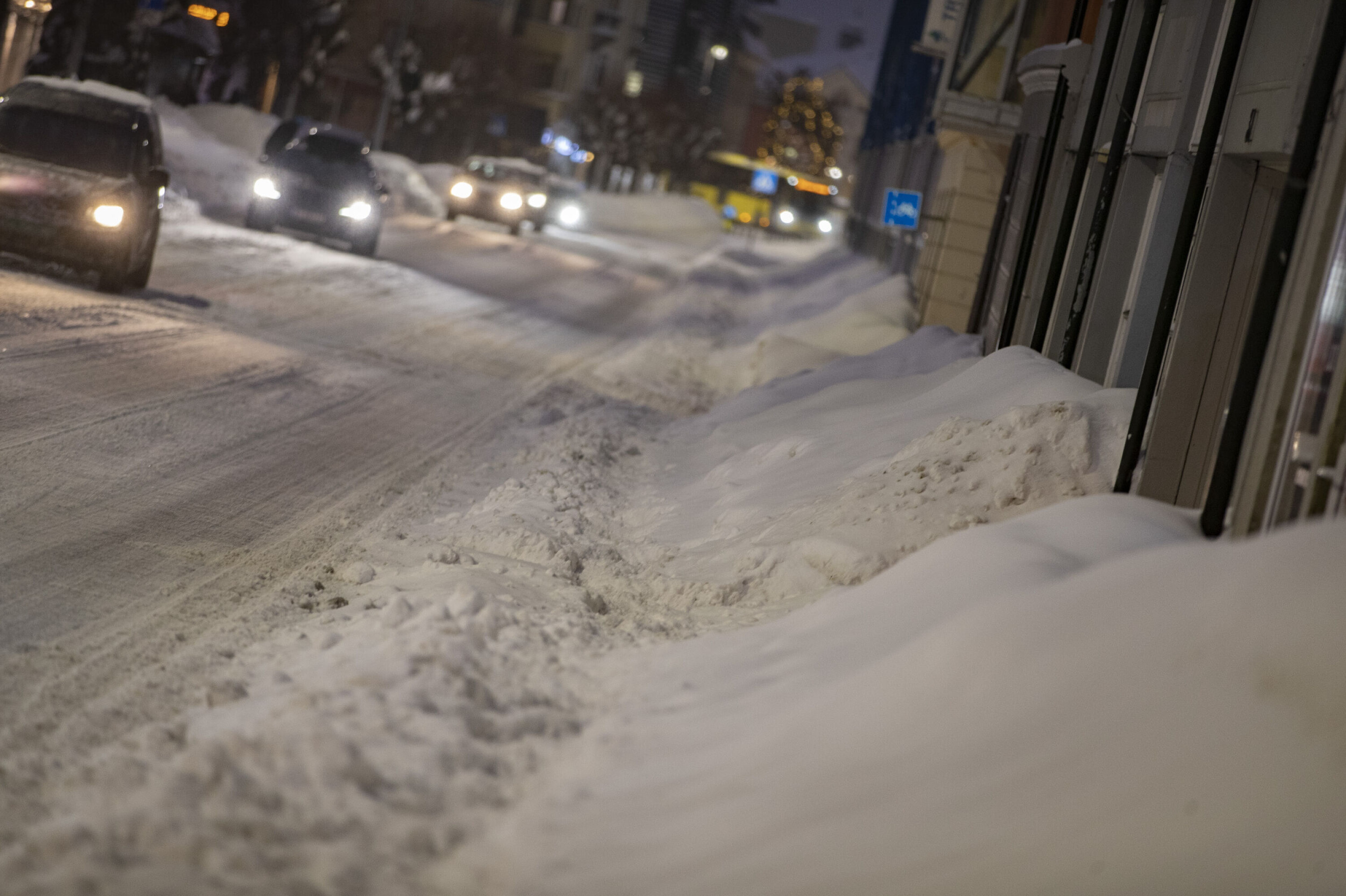 KONNERUDGATA: Ikke spesielt forlokkende å være fotgjenger blant en av byens mest trafikkerte gater.