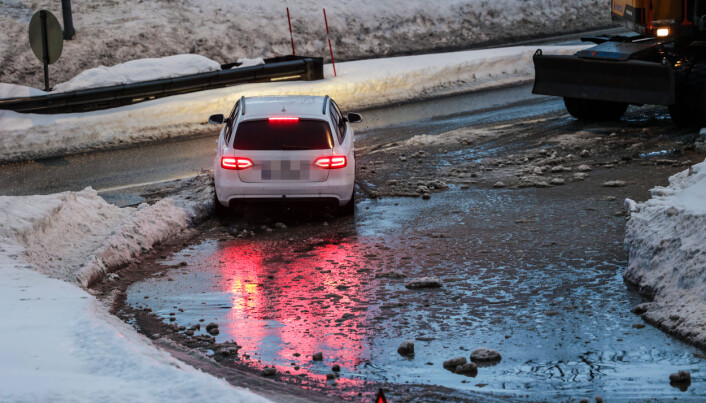 Vann og is skaper trøbbel på veiene