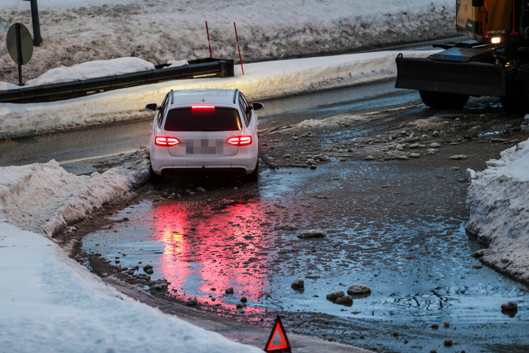 INNSJØ: Flere bilister fikk utfordringer ved FV283 i Krokstadelva, og entreprenør ble tilkalt etter at en bil fikk motorstopp i vannmassene.