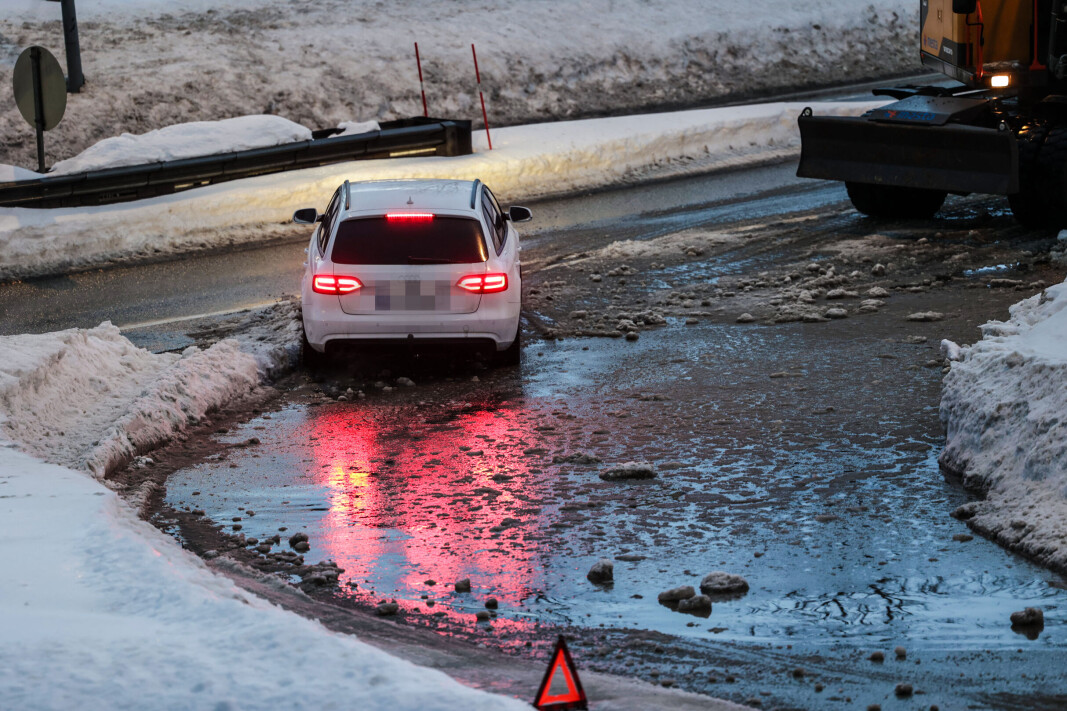INNSJØ: Flere bilister fikk utfordringer ved FV283 i Krokstadelva, og entreprenør ble tilkalt etter at en bil fikk motorstopp i vannmassene. INNSJØ: Flere bilister fikk utfordringer ved FV283 i Krokstadelva, og entreprenør ble tilkalt etter at en bil fikk motorstopp i vannmassene.