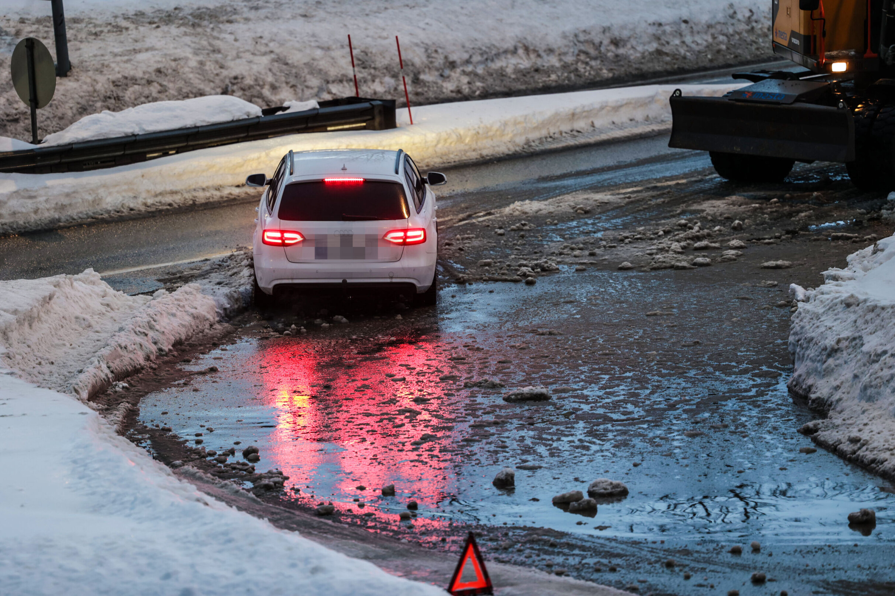 INNSJØ: Flere bilister fikk utfordringer ved FV283 i Krokstadelva, og entreprenør ble tilkalt etter at en bil fikk motorstopp i vannmassene. INNSJØ: Flere bilister fikk utfordringer ved FV283 i Krokstadelva, og entreprenør ble tilkalt etter at en bil fikk motorstopp i vannmassene.