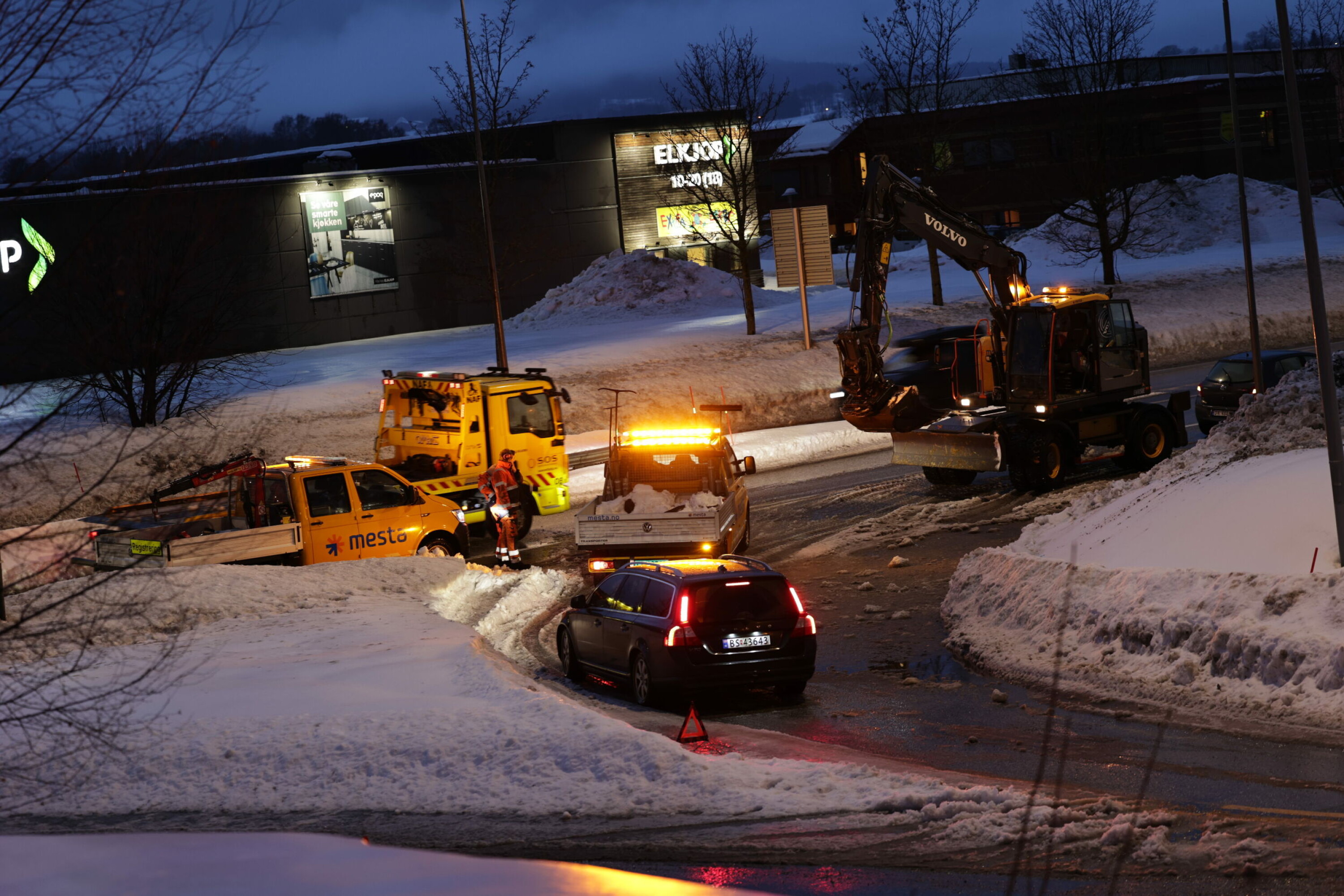 MÅTTE HENTES AV BERGINGSBIL: Bilen helt til høyre i bildet fikk motorstopp etter å ha havnet ute i innsjøen her i Krokstadelva. Her jobber mesta med fjernings av snø og vann. MÅTTE HENTES AV BERGINGSBIL: Bilen helt til høyre i bildet fikk motorstopp etter å ha havnet ute i innsjøen her i Krokstadelva. Her jobber mesta med fjernings av snø og vann.