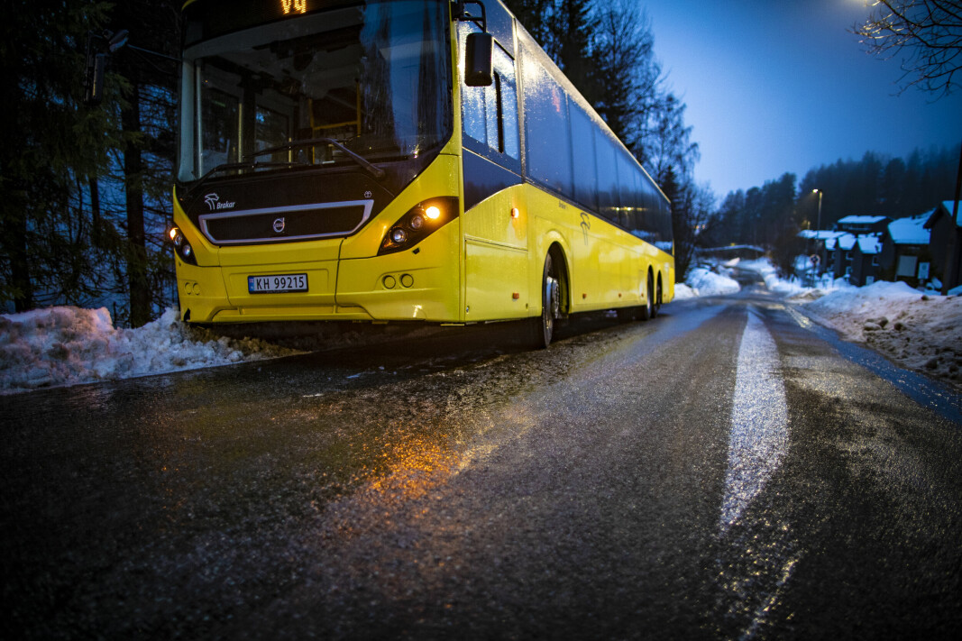 KONNERUD: En buss uten kjetting kom ikke opp bakken i Djupdalen mandag morgen på den isete veibanen.