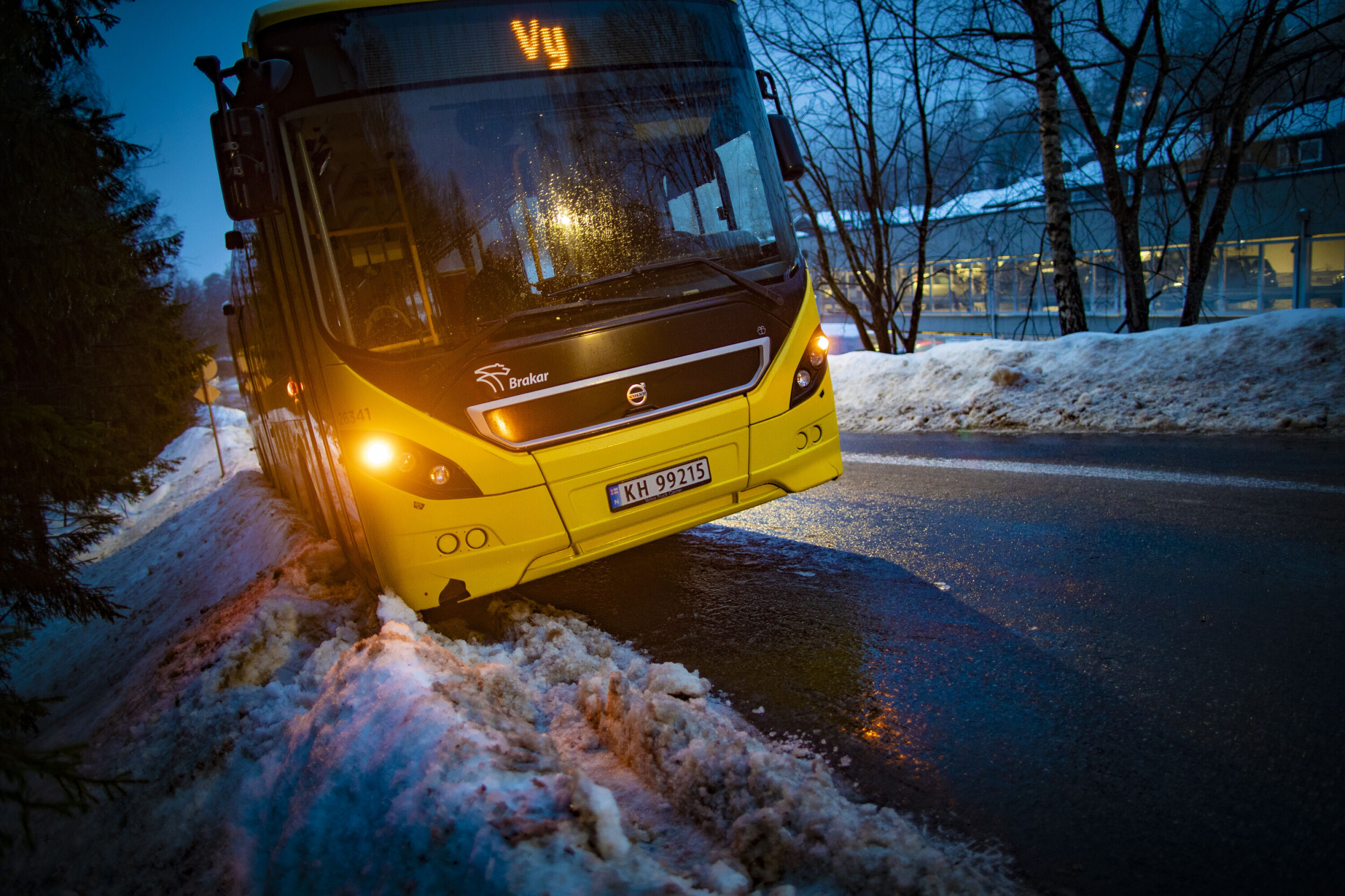 Flere busser stoppet av glatte veier - forsinkelser og innstillinger