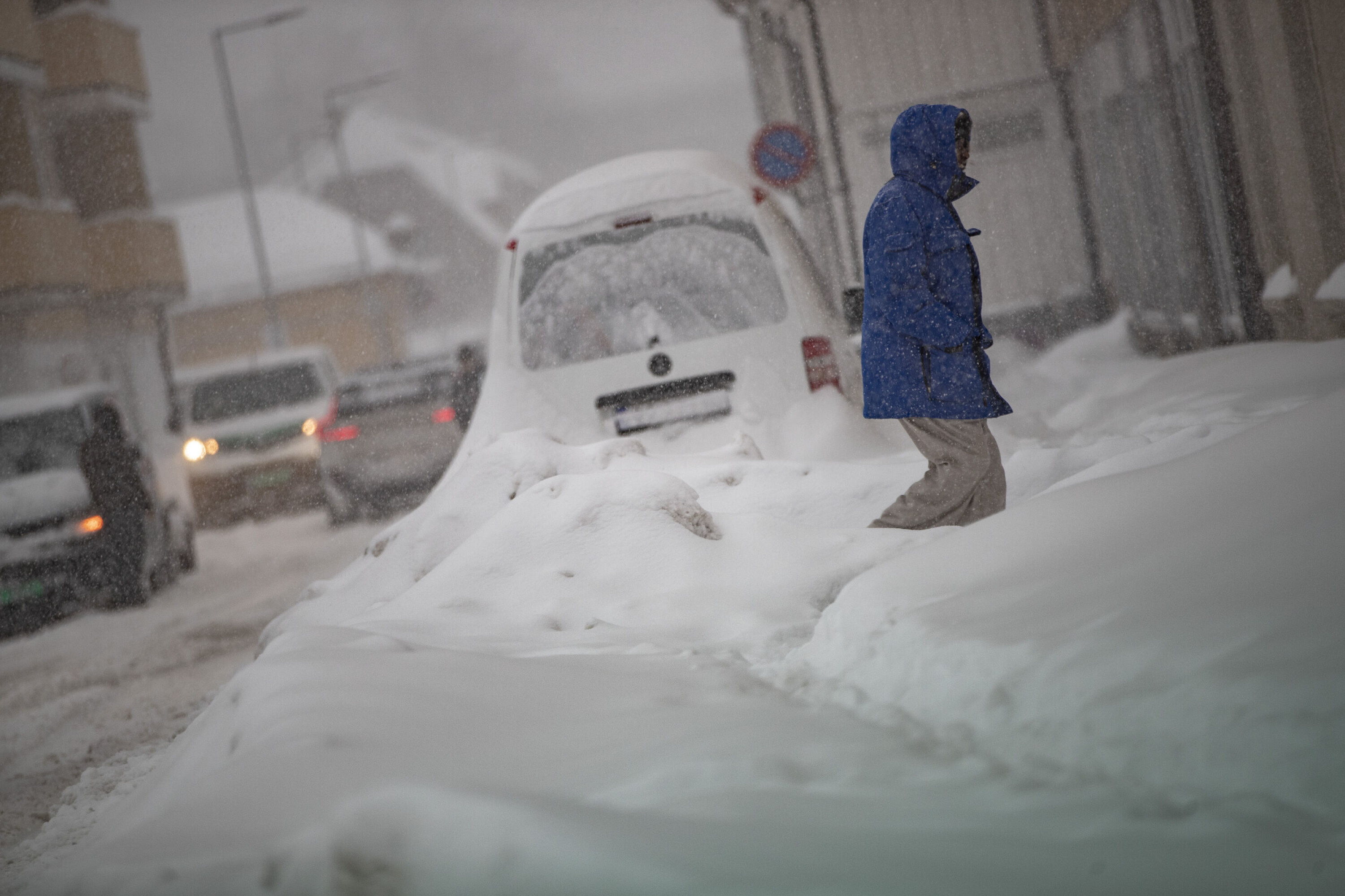 SNØKAOS: Øyeblikksbilde fra Tordenskioldsgate på Strømsø fredag ettermiddag. - Det er ikke mulig å holde forventet standard, uttaler kommunen.