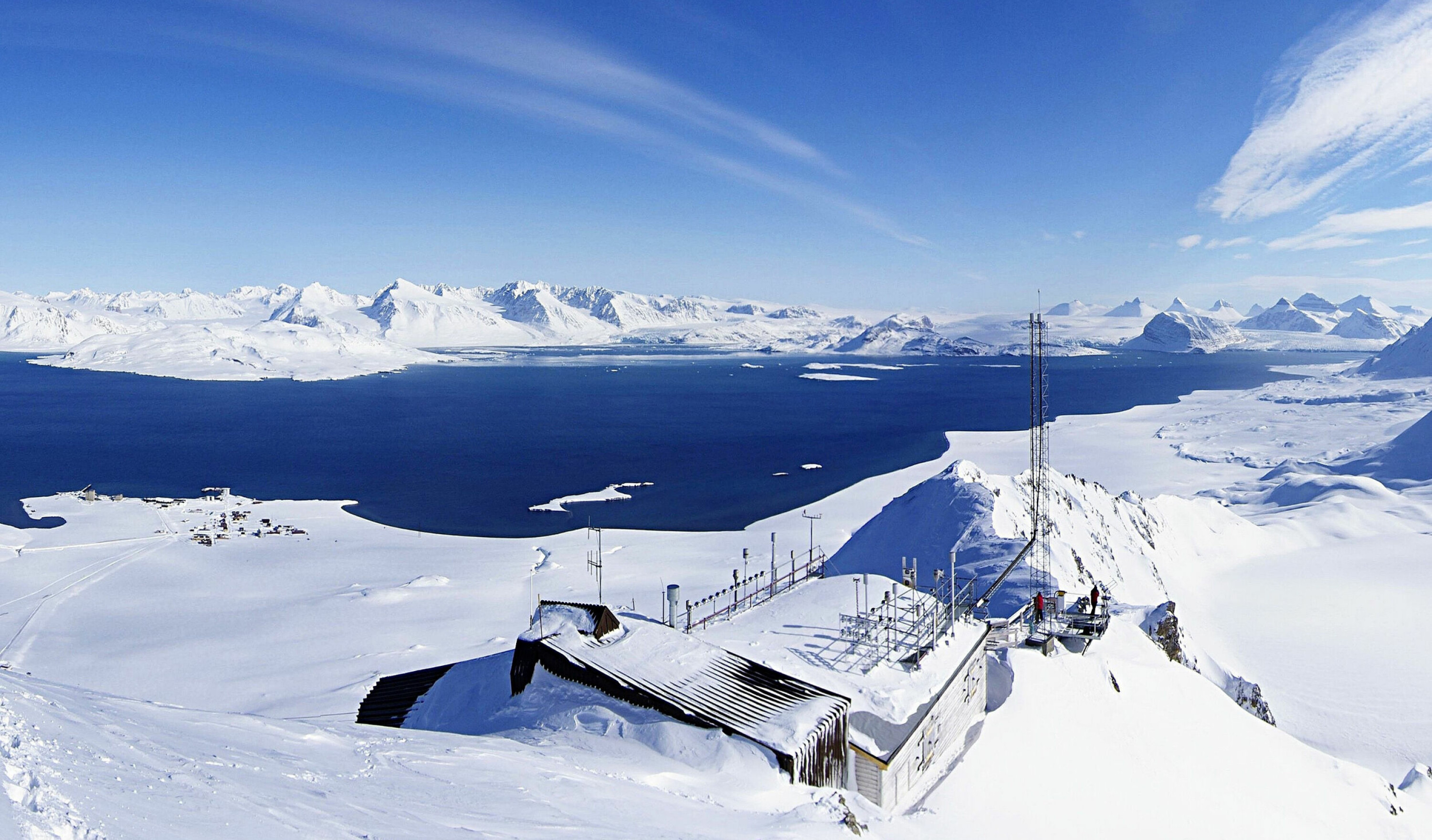 Nye resultater viser at mikroplast spres over store områder, og også kan havne i uberørt natur. Her ved Zeppelinobservatoriet på Svalbard (bildet) ble mikroplast funnet i luft- og nedbørsprøver. Foto: Ove Hermansen, Norsk institutt for luftforskning (NILU).