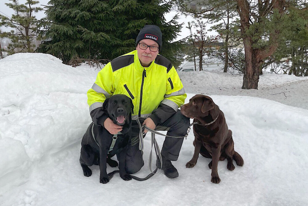 Bjørn Erik Nebell med sine to labradorer, Billy på ett år og Bruno på syv. Bjørn Erik Nebell med sine to labradorer, Billy på ett år og Bruno på syv.