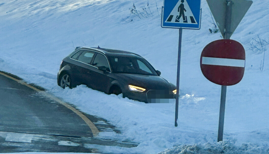 KJØRTE UT: Audi-sjåfør havnet i grøfta på avkjøringsrampa fra E18 i Kobbervikdalen.