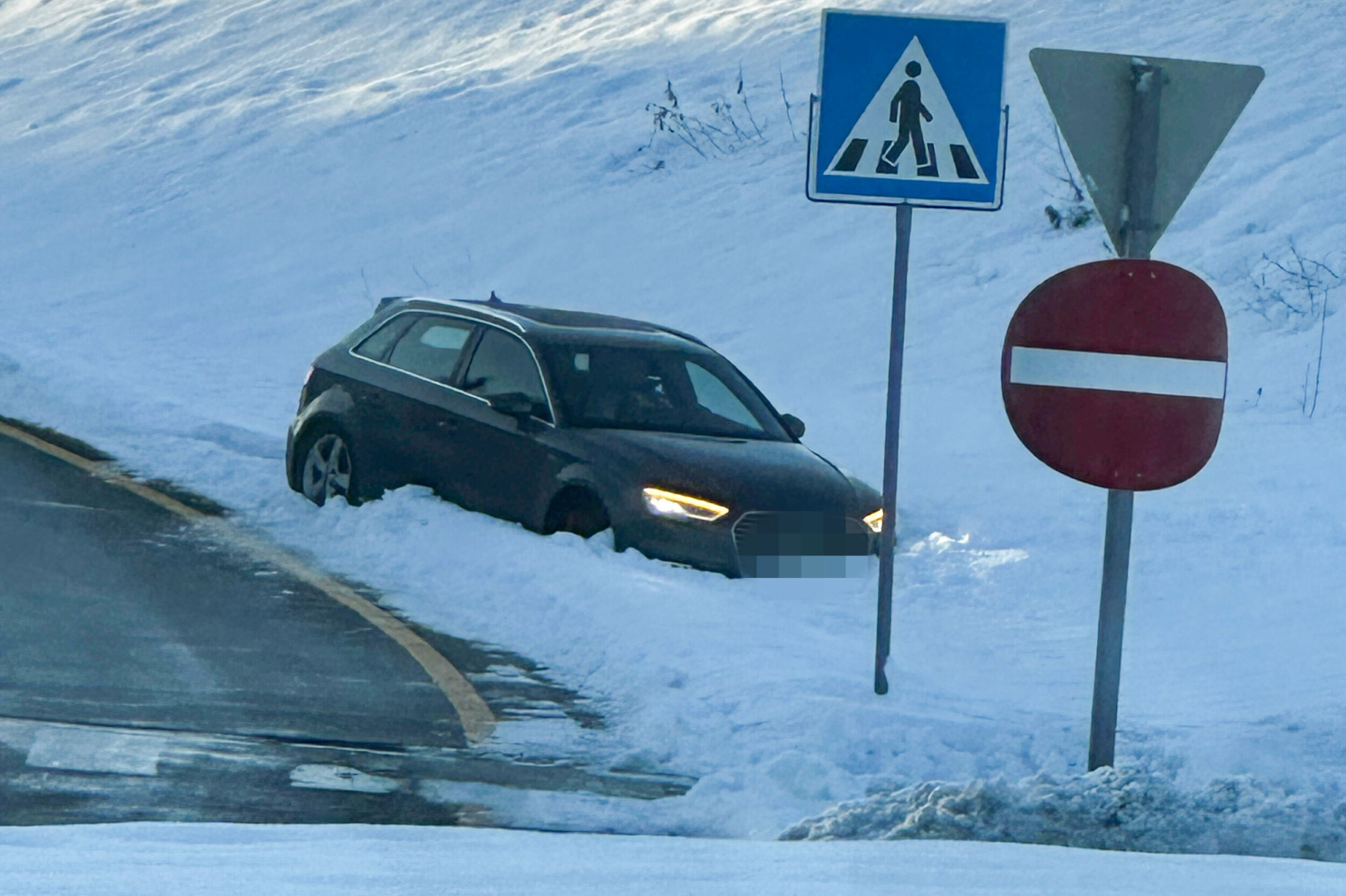 KJØRTE UT: Audi-sjåfør havnet i grøfta på avkjøringsrampa fra E18 i Kobbervikdalen.