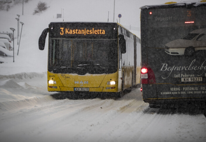 Snøkaoset: Flere busser fast på Fjell
