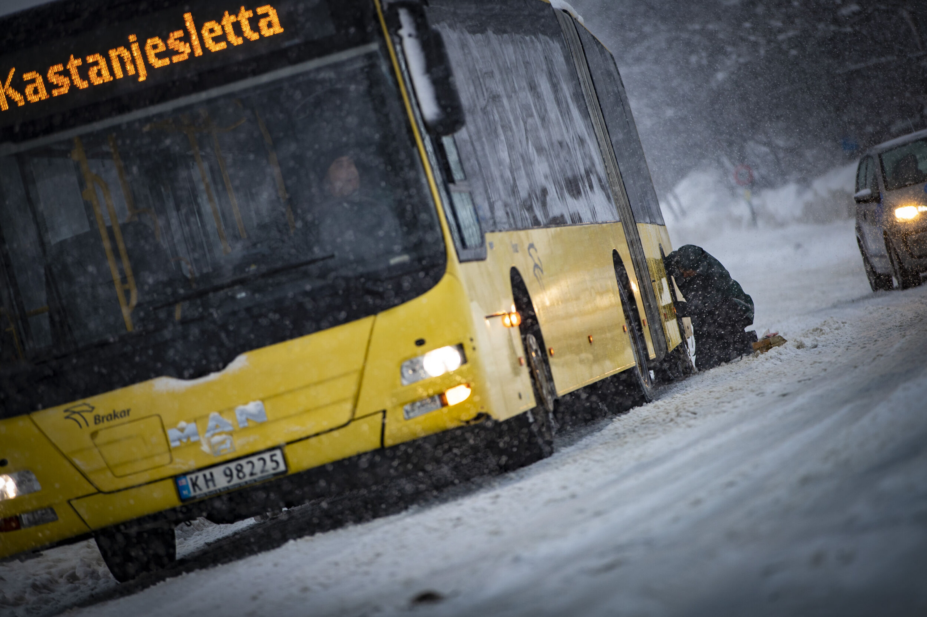 KJETTING: En bussjåfør slet med å få lagt på kjetting på stedet, og bussen ble stående i veibanen.
