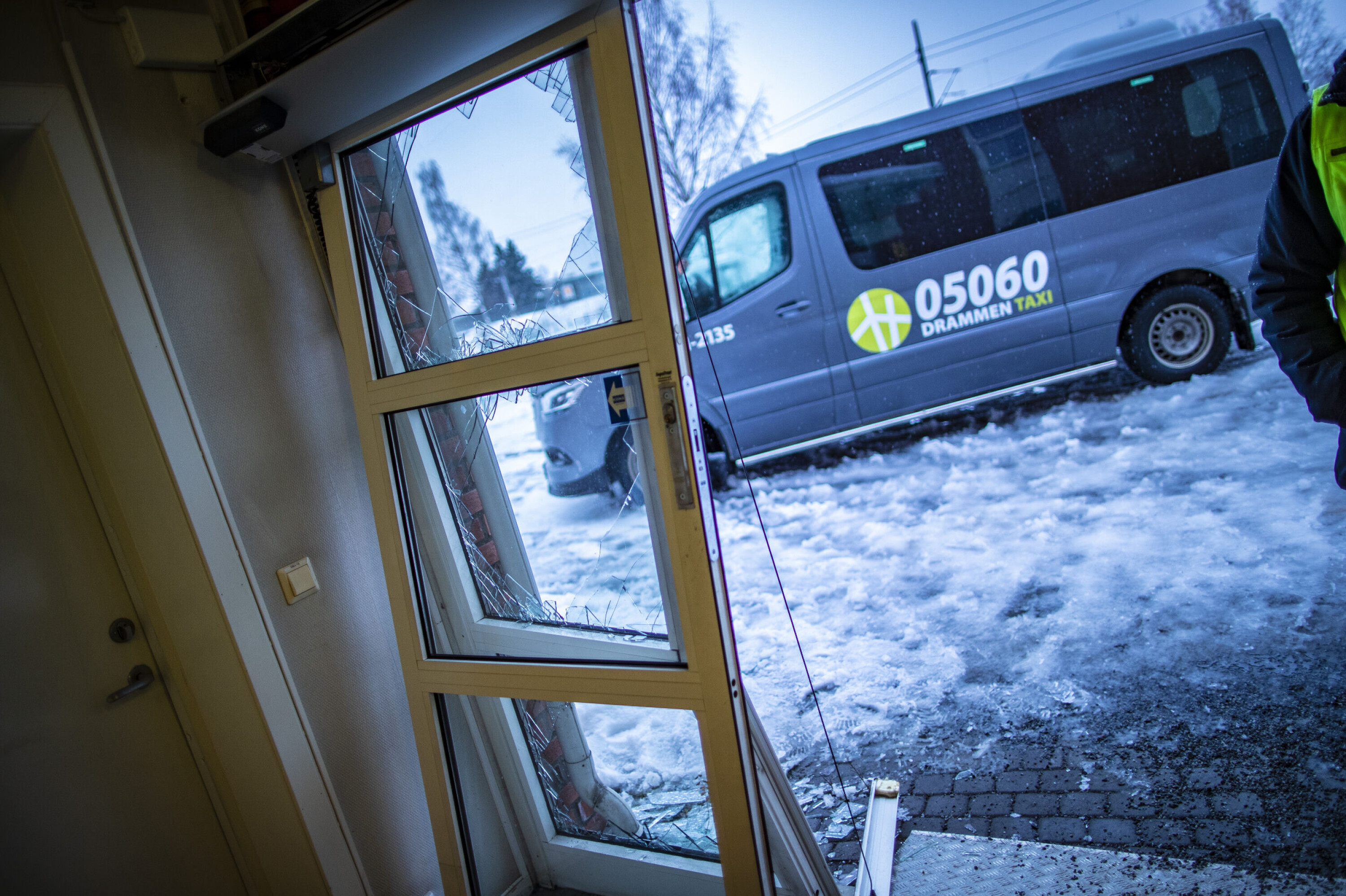 Sjåfør påkjørt og fastklemt av egen bil i døra til legekontoret