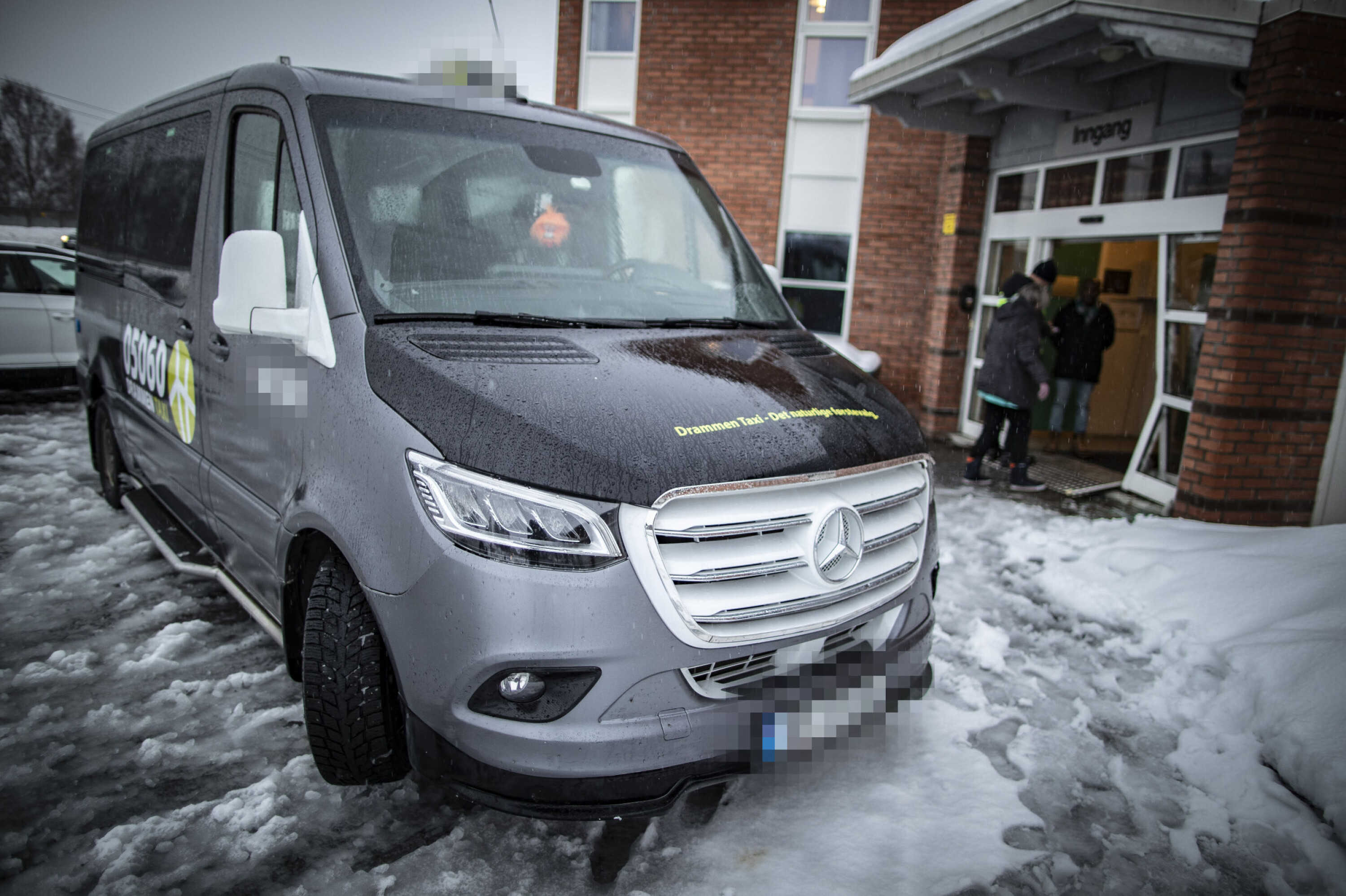 Sjåfør påkjørt og fastklemt av egen bil i døra til legekontoret