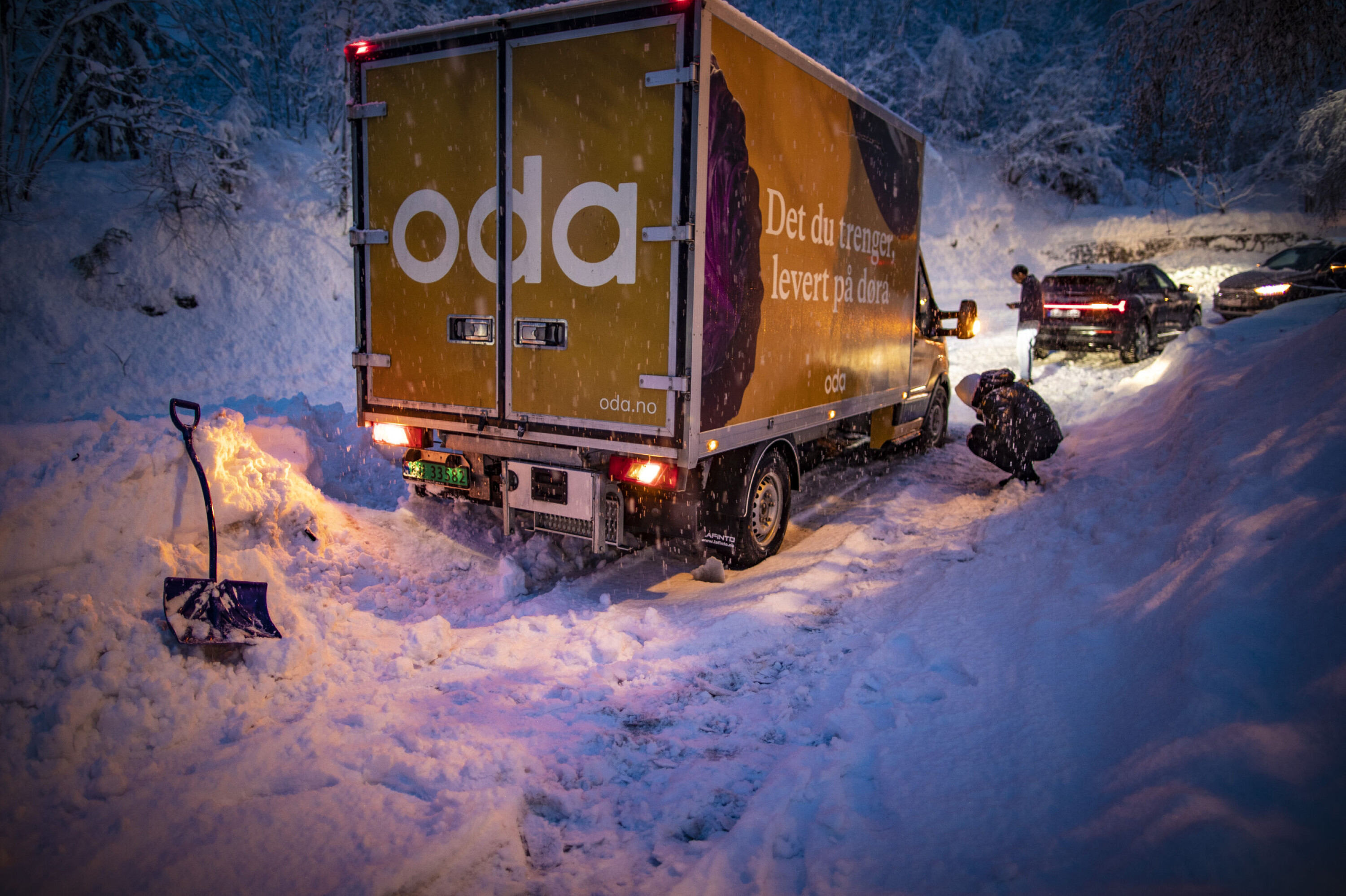 BOM FAST: Tidsskjemaet sprakk for denne budbilen fra Oda etter å ha kjørt seg godt fast inne i brøytekanten i krysset Konnerudgata/Hallermoveien.
