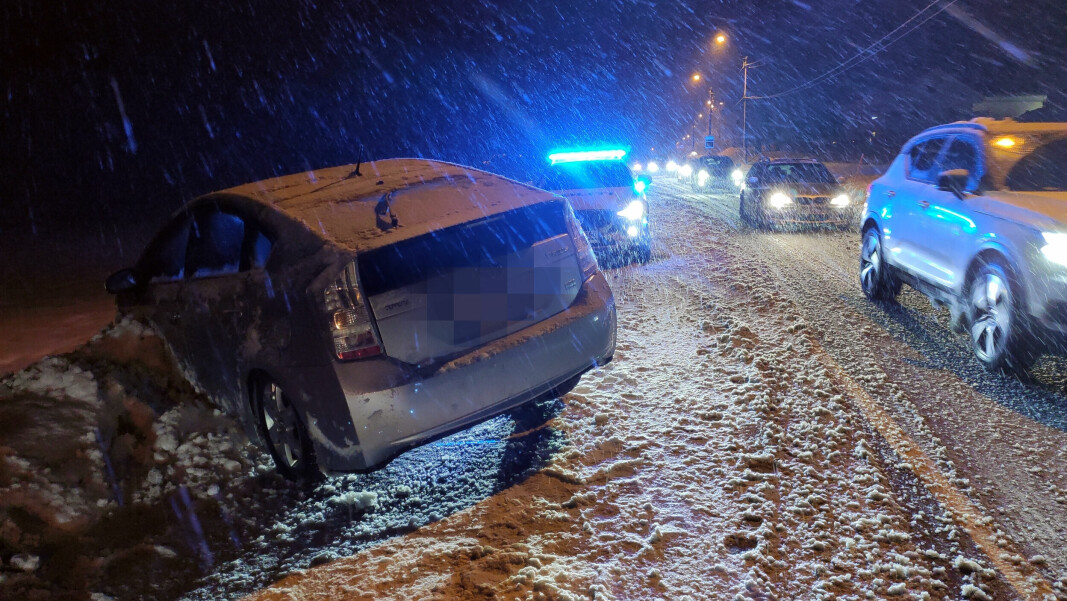 I GRØFTA: En Toyota Prius dro av veien ved Verpsletta snøværet tidlig tirsdag kveld.