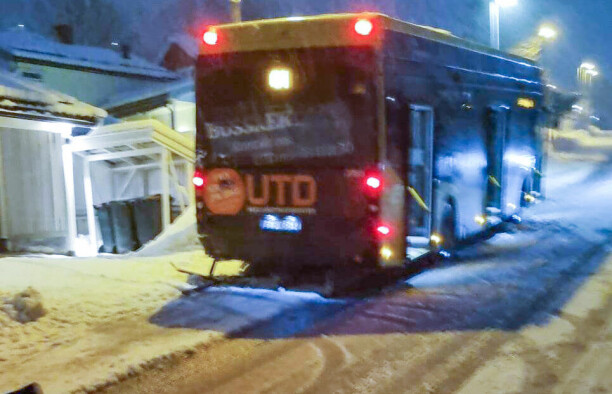 Buss skled ned bakke og krasjet i gjerde