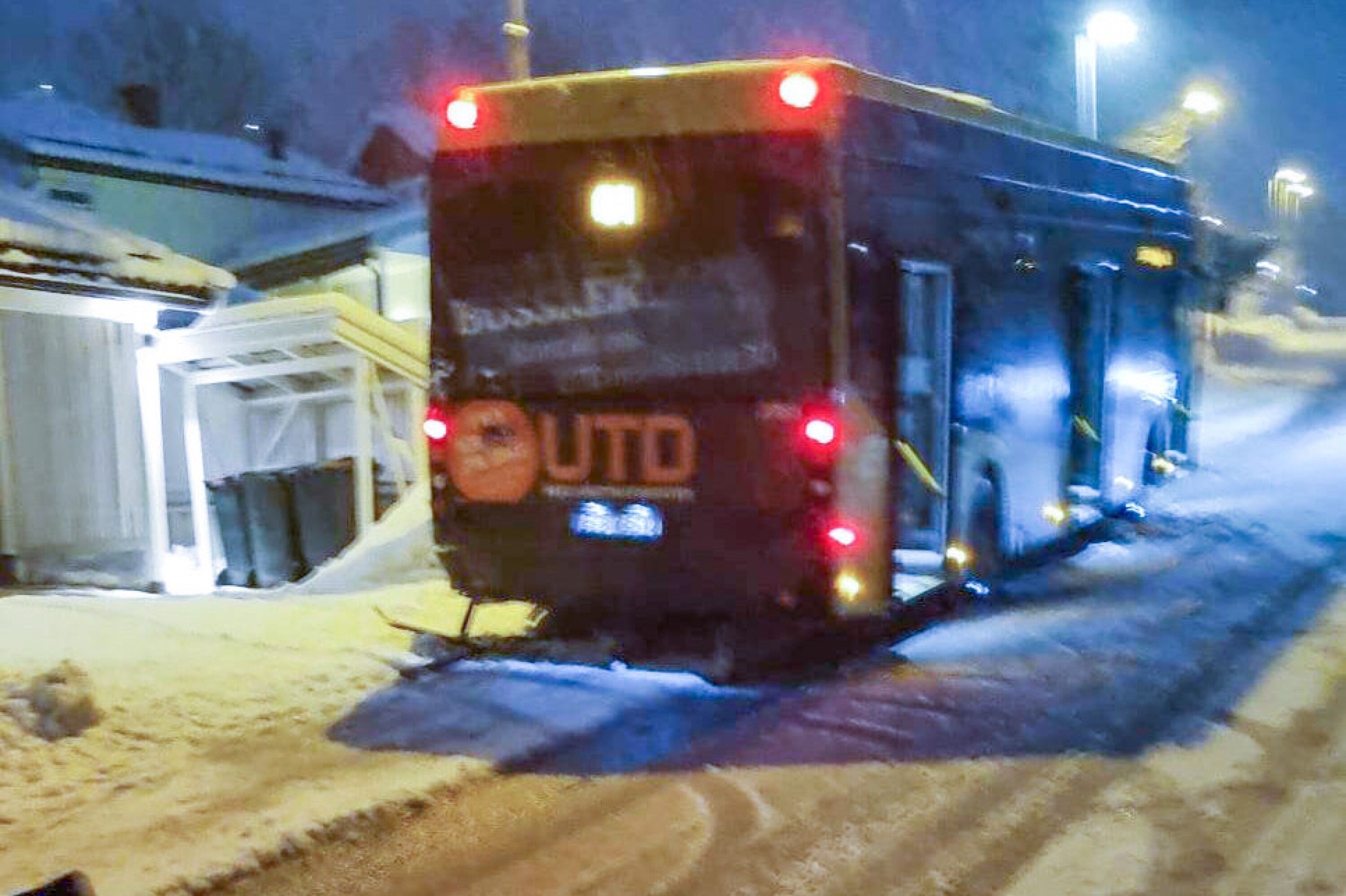 KRASJ: Det ble skader på både buss og tredjeparts eiendom.