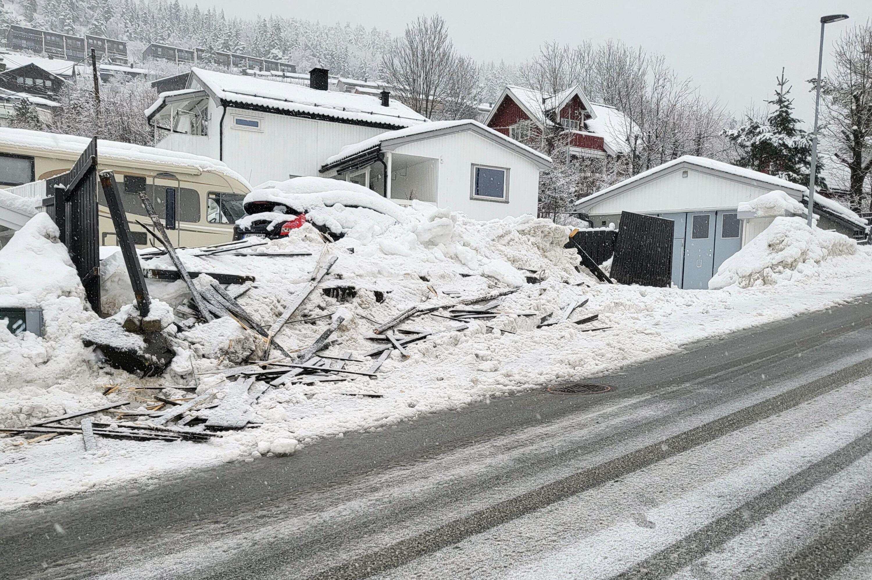 KNUST: Slik så gårdsplassen ut der bussen traff.