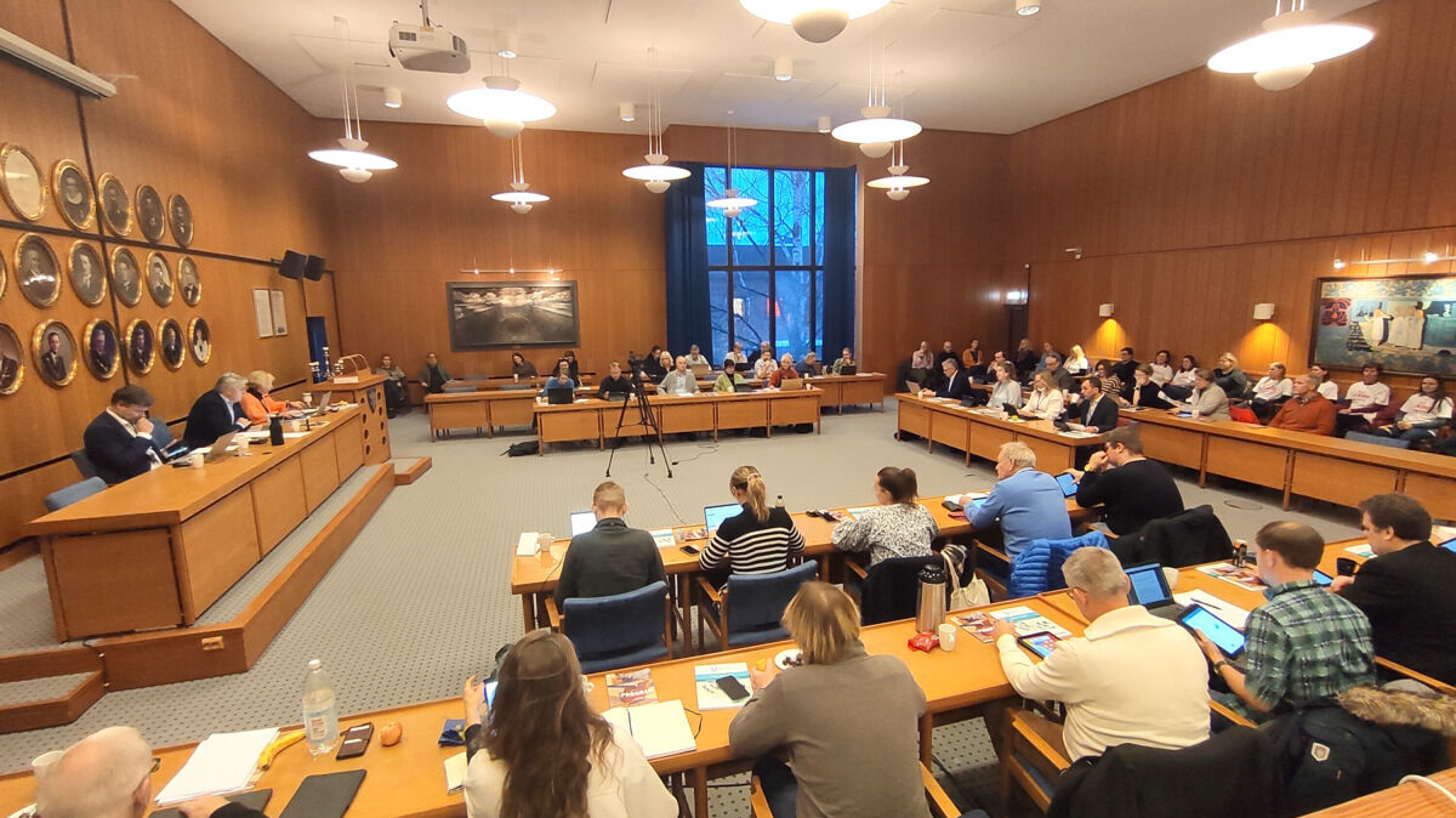 Kommunestyret i Øvre Eiker vedtok enstemmig å gå inn for bygging av en ny stor barneskole på Loesmoen, men samtidig se på hvilke muligheter det var for å bevare Lerberg-området i kommunal eie.