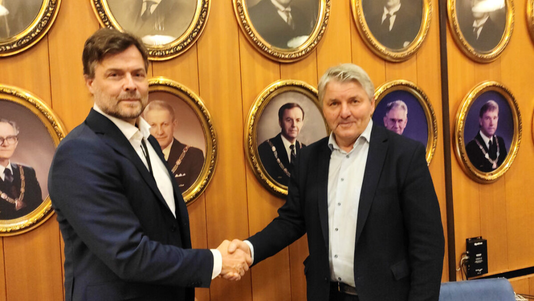 Leif-Arne Steingrimsen ønskes velkommen som kommunedirektør av ordfører Knut Kvale etter kommunestyremøtet onsdag. Leif-Arne Steingrimsen ønskes velkommen som kommunedirektør av ordfører Knut Kvale etter kommunestyremøtet onsdag.