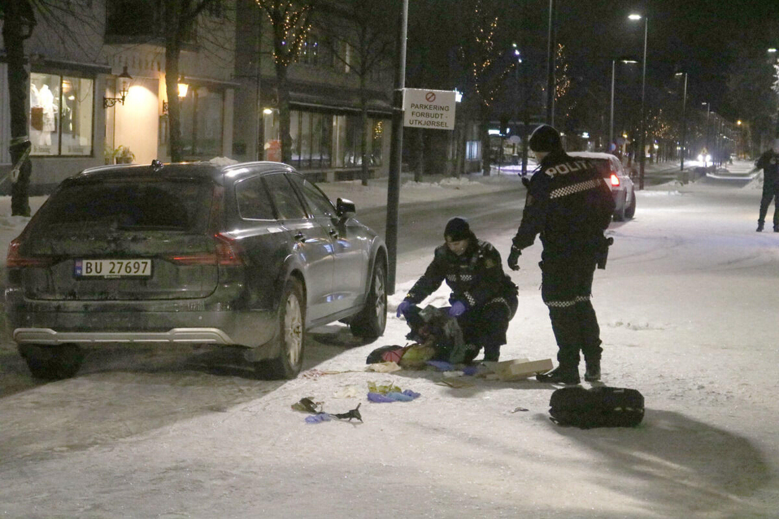 Her samler politiet sammen blodige klær etter knivstikkingen og sikrer bevis i saken.