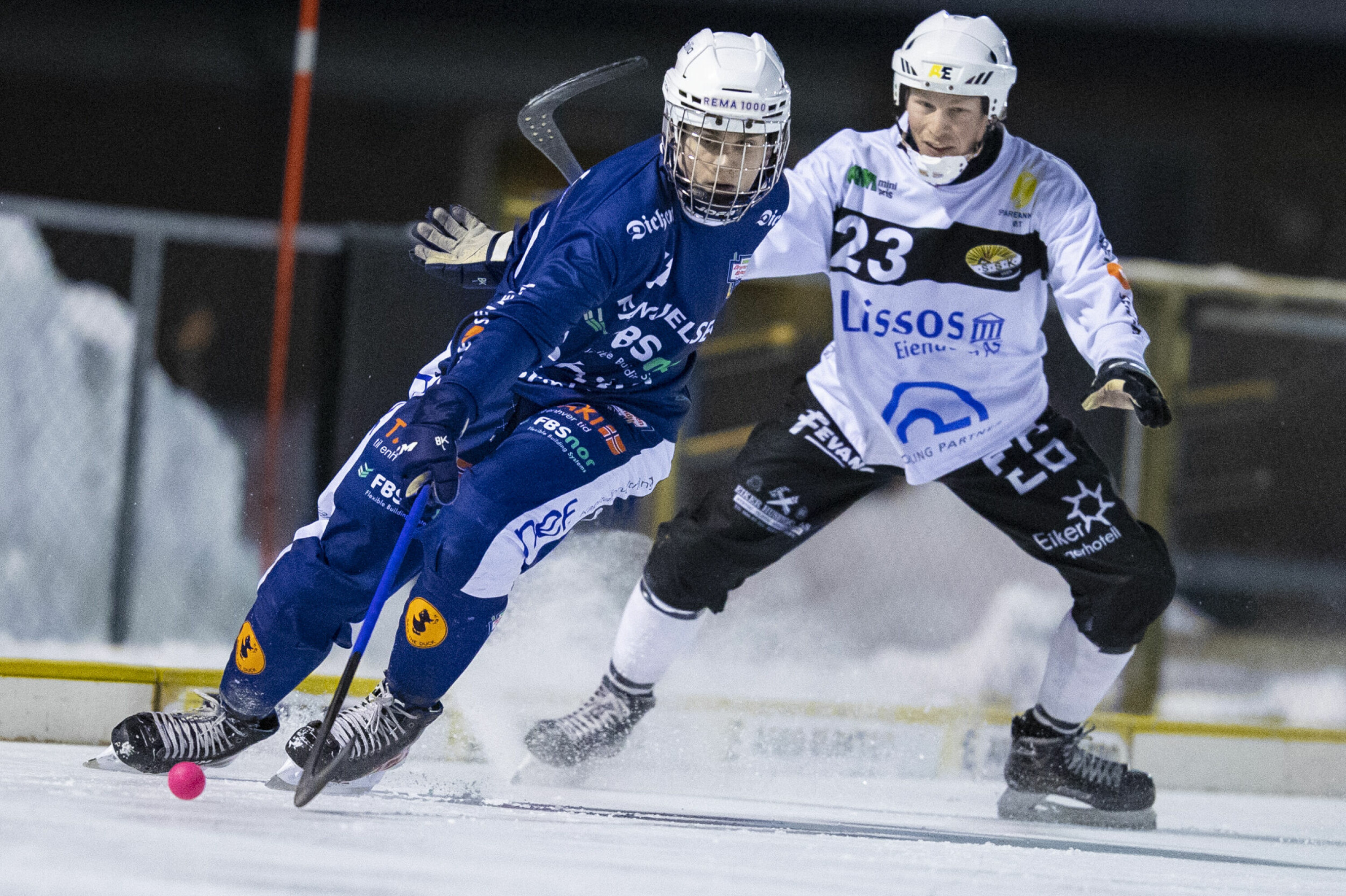 KLASSISK DUELL: Drammen og Solberg kan fort vekk møtes også i årets NM-sluttspill, foreløpig er Drammen Bandy og Mathias Farnes et hestehode foran SSK og Christopher Nålby.