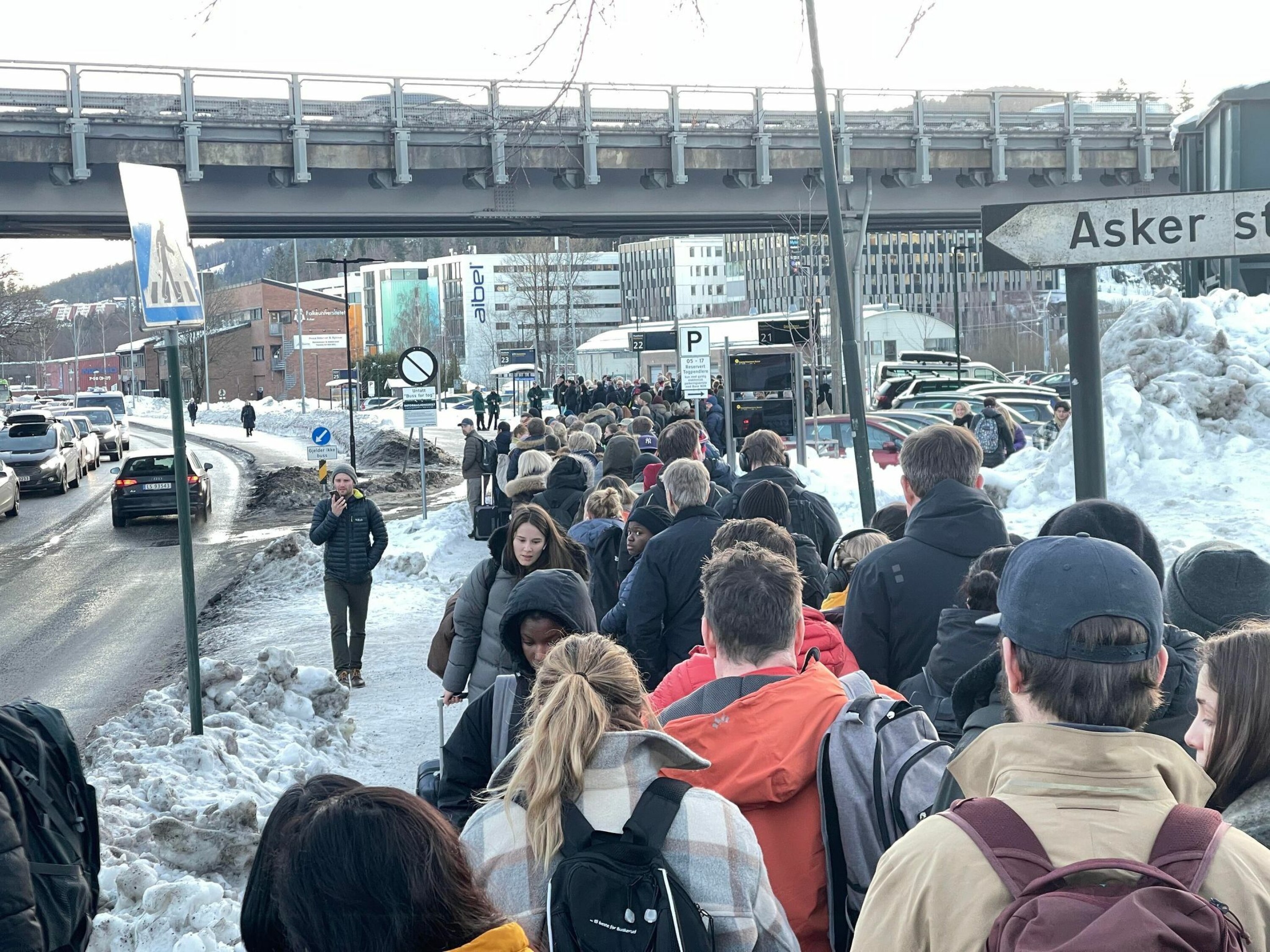 LANGE KØER: Det skal etter sigende ha vært rundt en times kø for å ta buss og/eller taxi.