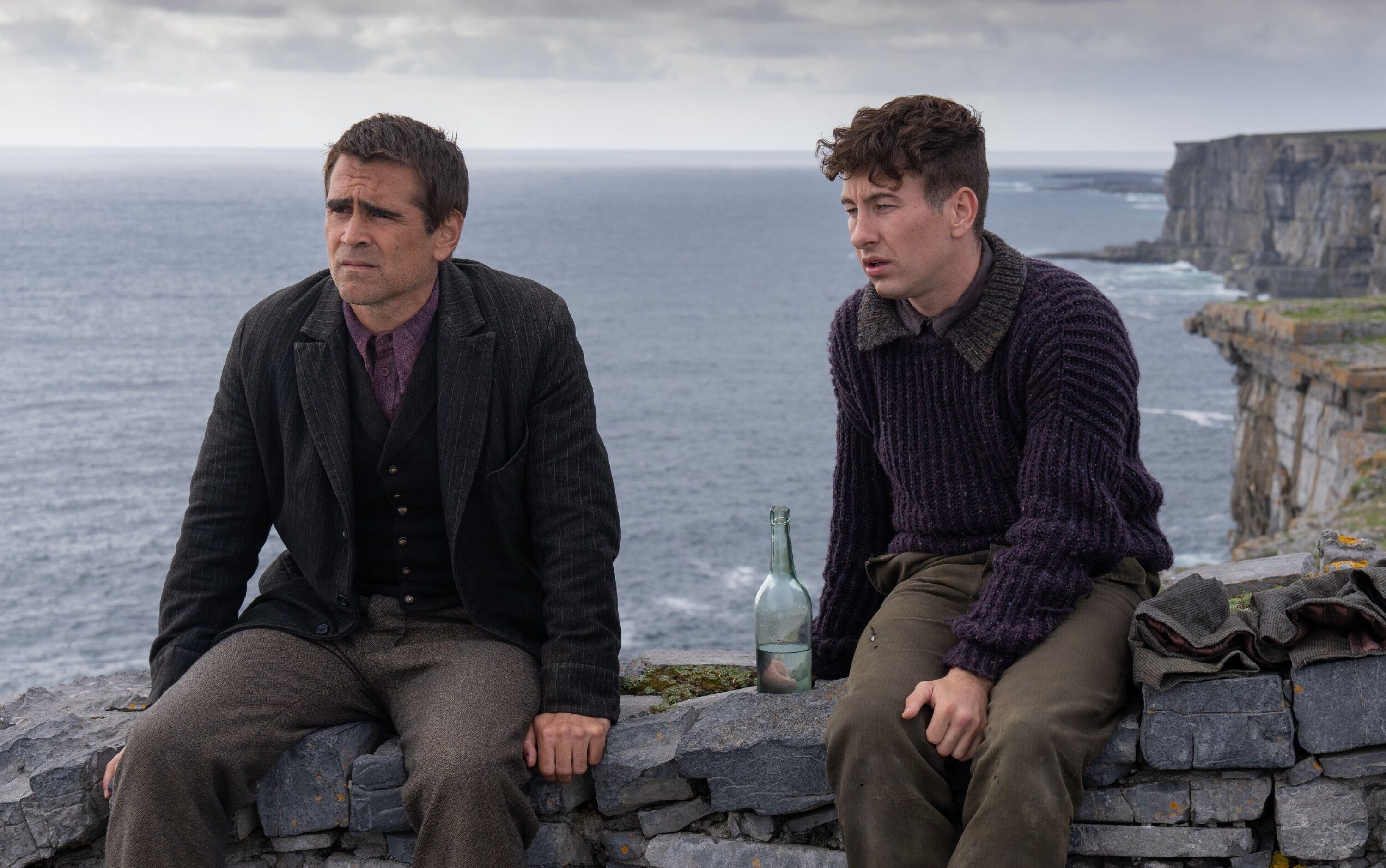 FLASKEN MED NOE GODT I: Det episke landskapet hindrer ikke den økende melankolien hos Pádraic og hans andre venn Dominic (Barry Keoghan)