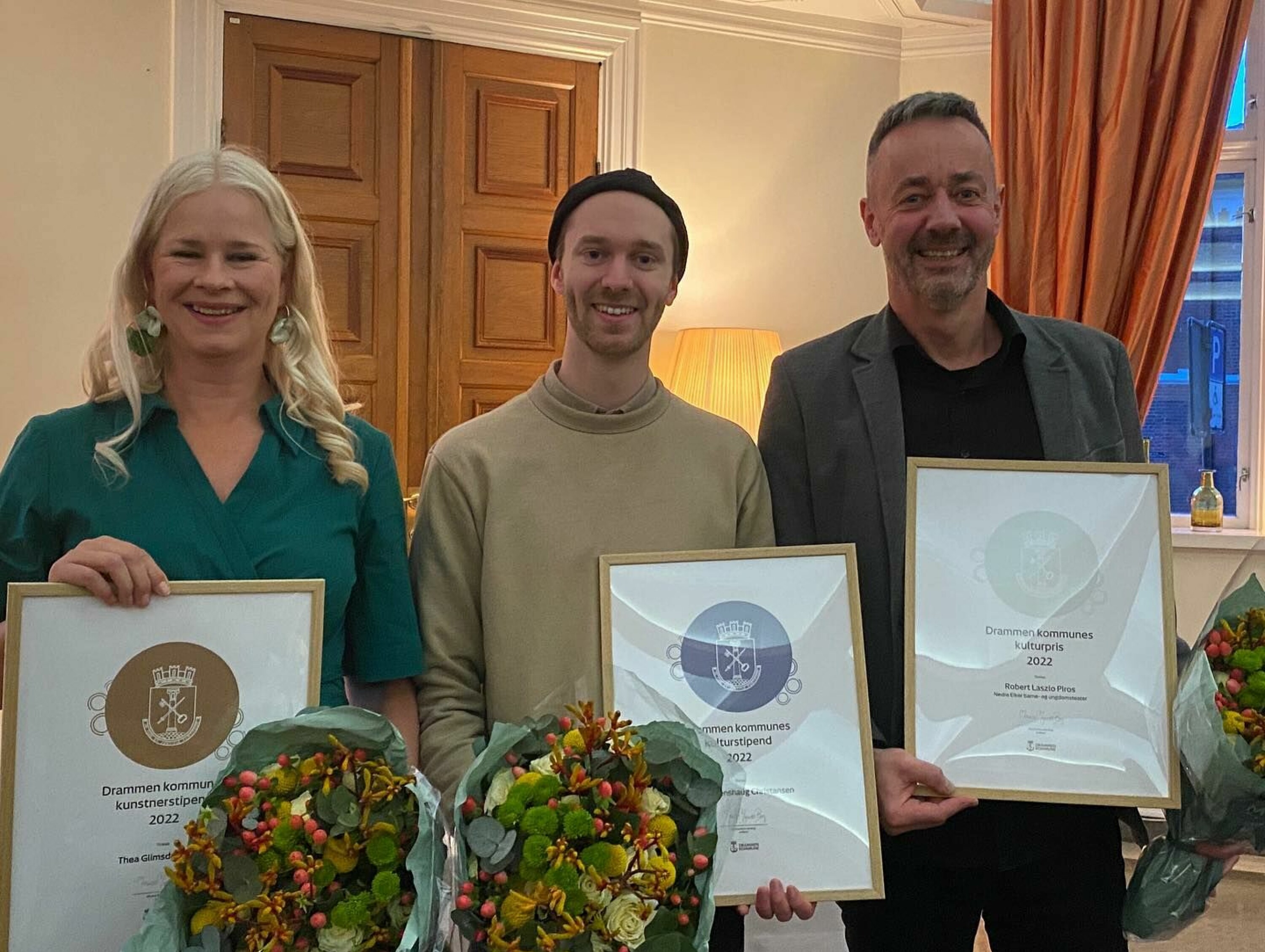 Thea Glimsdal Temte, Jonas Evenshaug Christiansen og Robert Piros mottok priser, blomster og diplom fra kommunen.