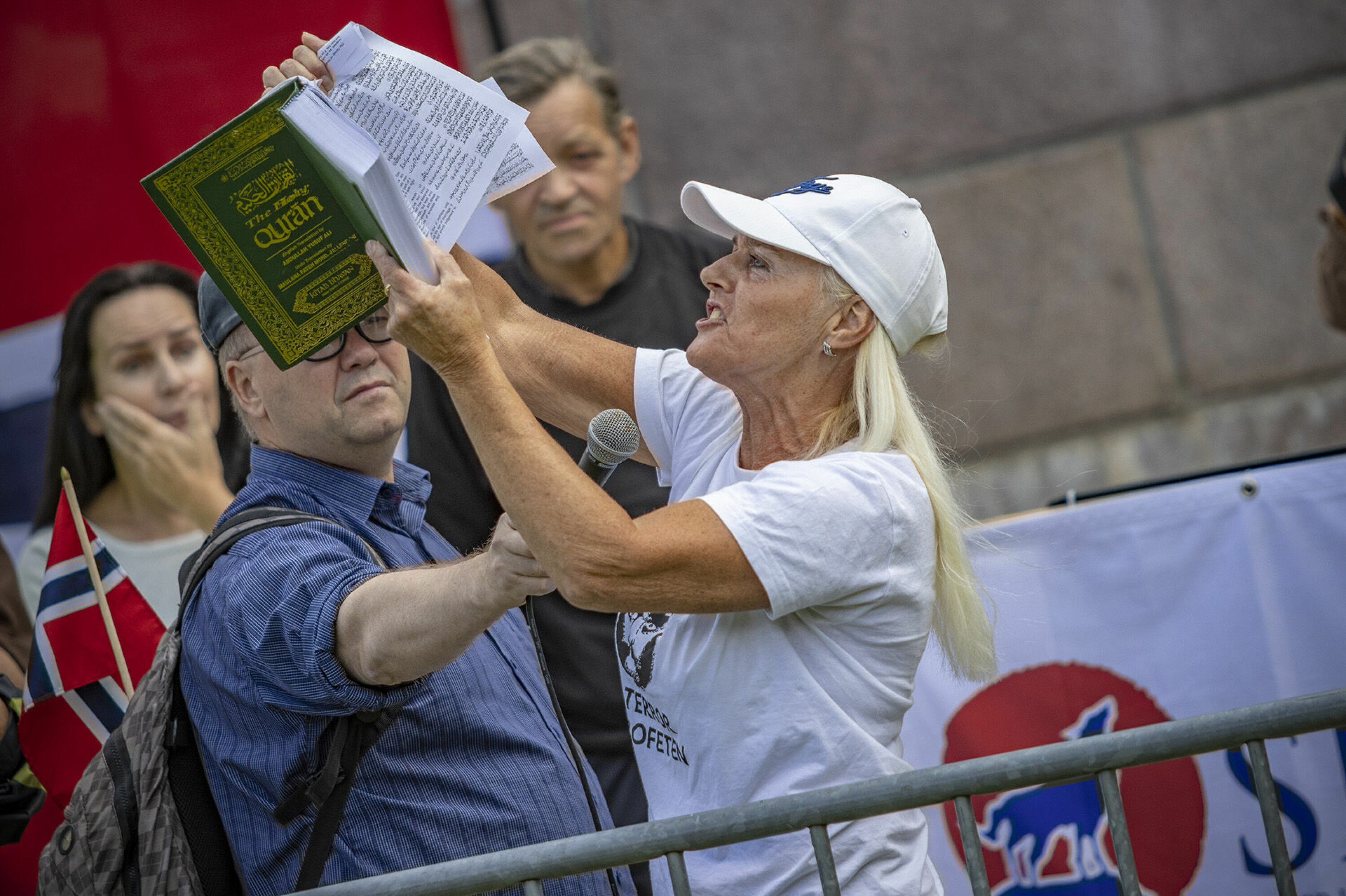 KORANSKJENDING: SIAN-medlem Anna Bråthen river i stykker koranen på demonstrasjon foran Stortinget.