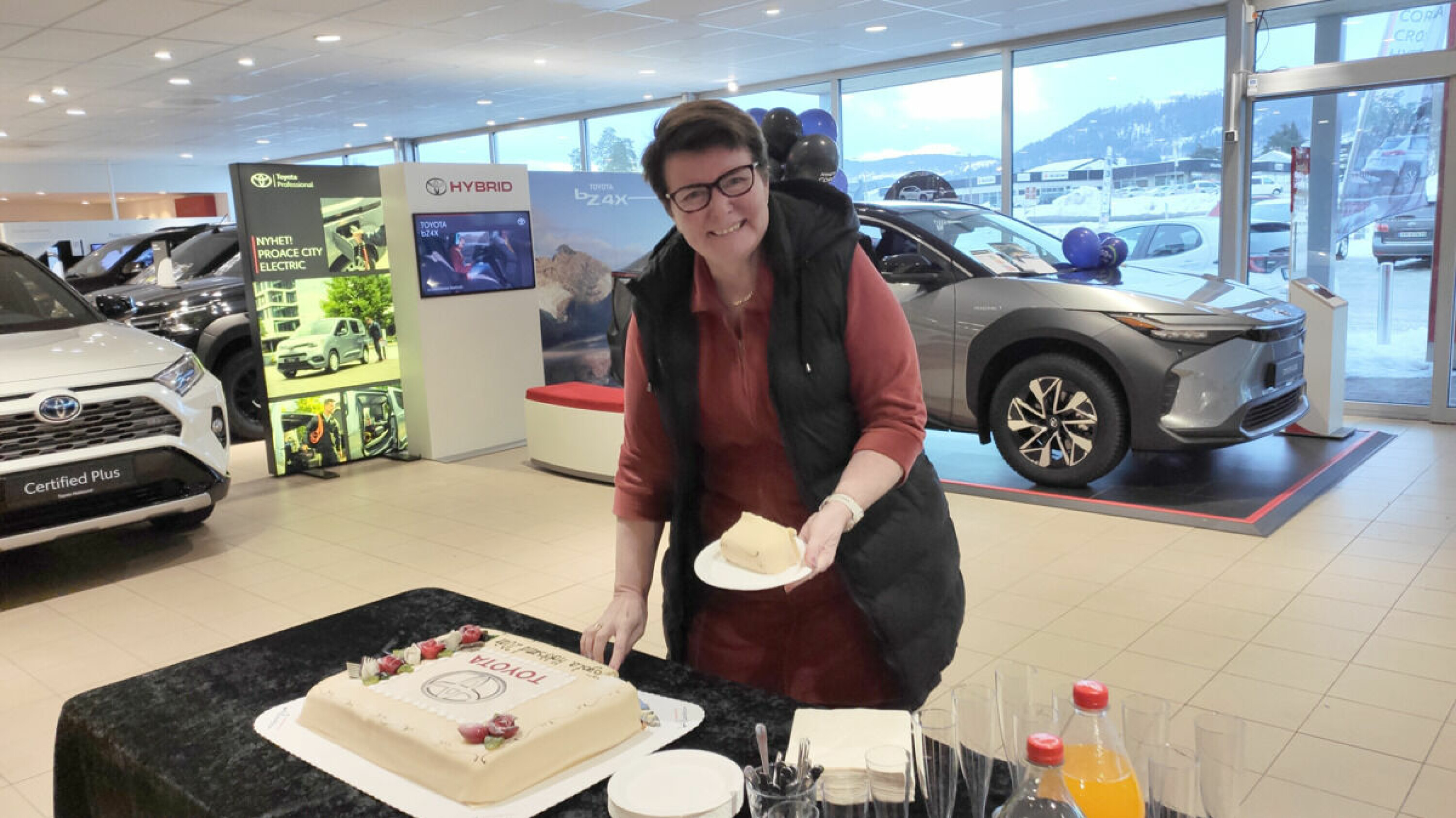 Hanne Bjerkelund har vært kunde siden 2017 og har ingen planer om å bytte forhandler. Hun fikk kake og boblevann da butikken i Hokksund markerte 20-års jubileet.