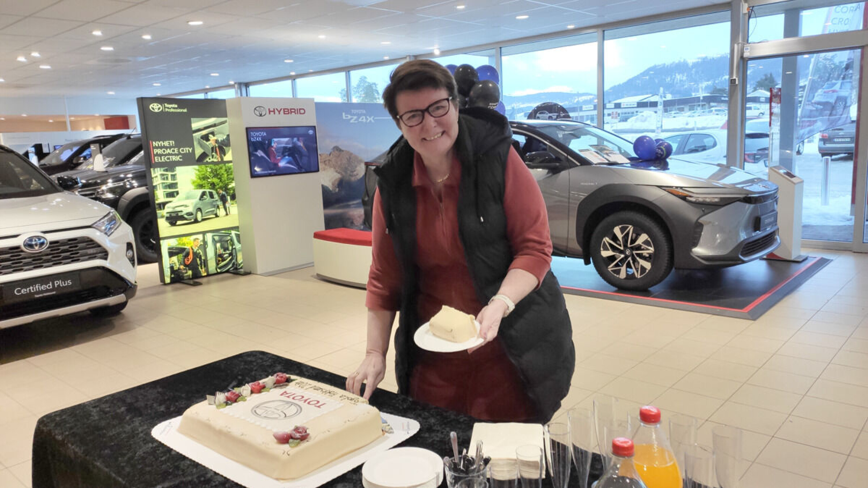 Hanne Bjerkelund har vært kunde siden 2017 og har ingen planer om å bytte forhandler. Hun fikk kake og boblevann da butikken i Hokksund markerte 20-års jubileet. Hanne Bjerkelund har vært kunde siden 2017 og har ingen planer om å bytte forhandler. Hun fikk kake og boblevann da butikken i Hokksund markerte 20-års jubileet.