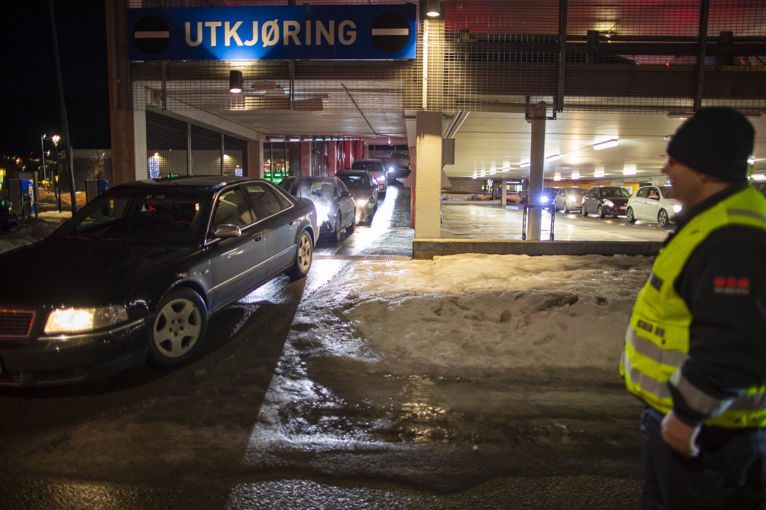 UTAKKNEMLIG JOBB: Vekterne som skulle håndtere køkultur og fletting inne i og utenfor parkeringshuset var ikke dagens mest populære. UTAKKNEMLIG JOBB: Vekterne som skulle håndtere køkultur og fletting inne i og utenfor parkeringshuset var ikke dagens mest populære.