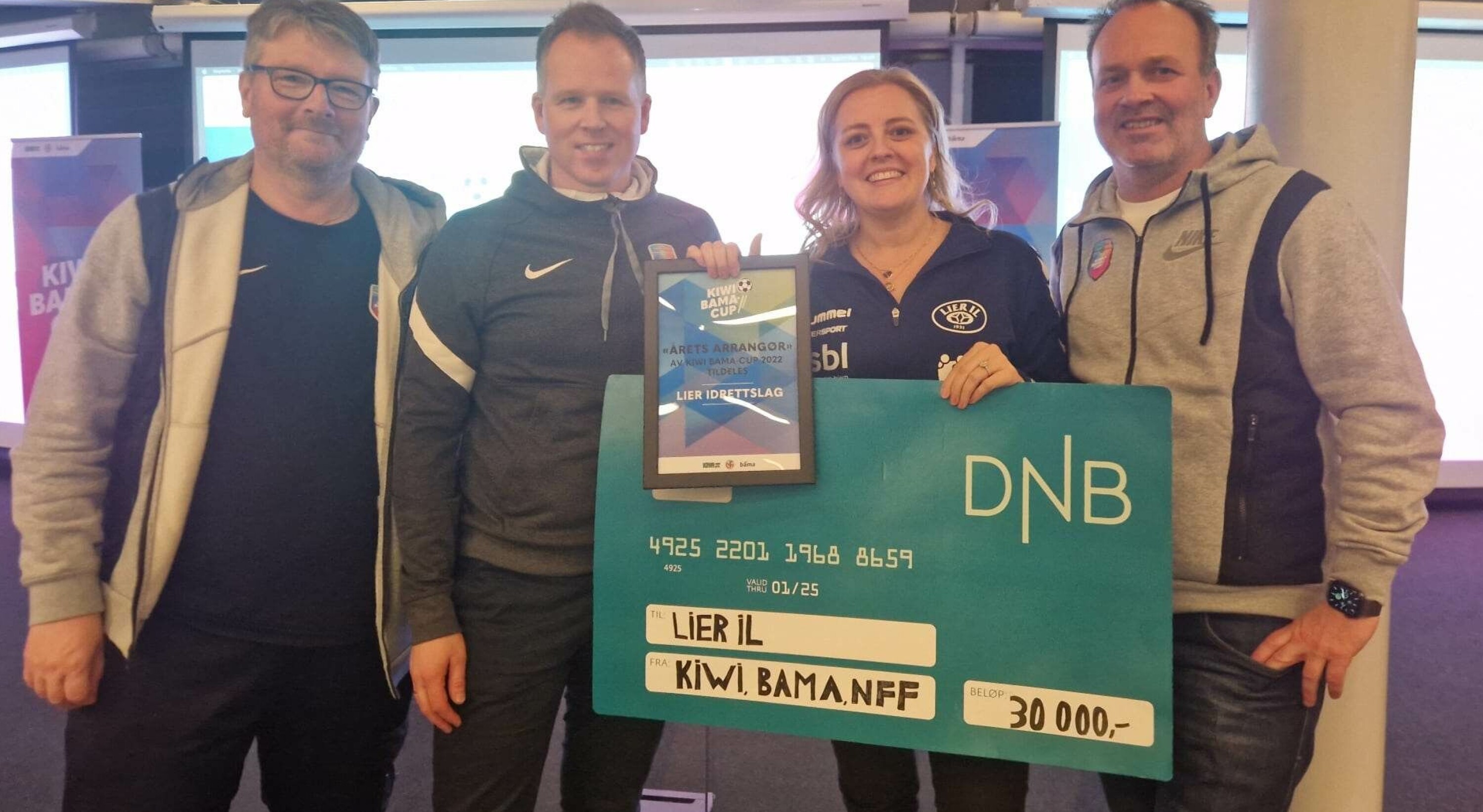 Fra venstre Espen Eriksen (sponsorsjef KIWI), Håkon Andersen (juryleder og sponsorsjef BAMA), arrangementansvarlig Megan Fjeld fra Lier IL og Holger Roald (Sponsoransvarlig NFF).