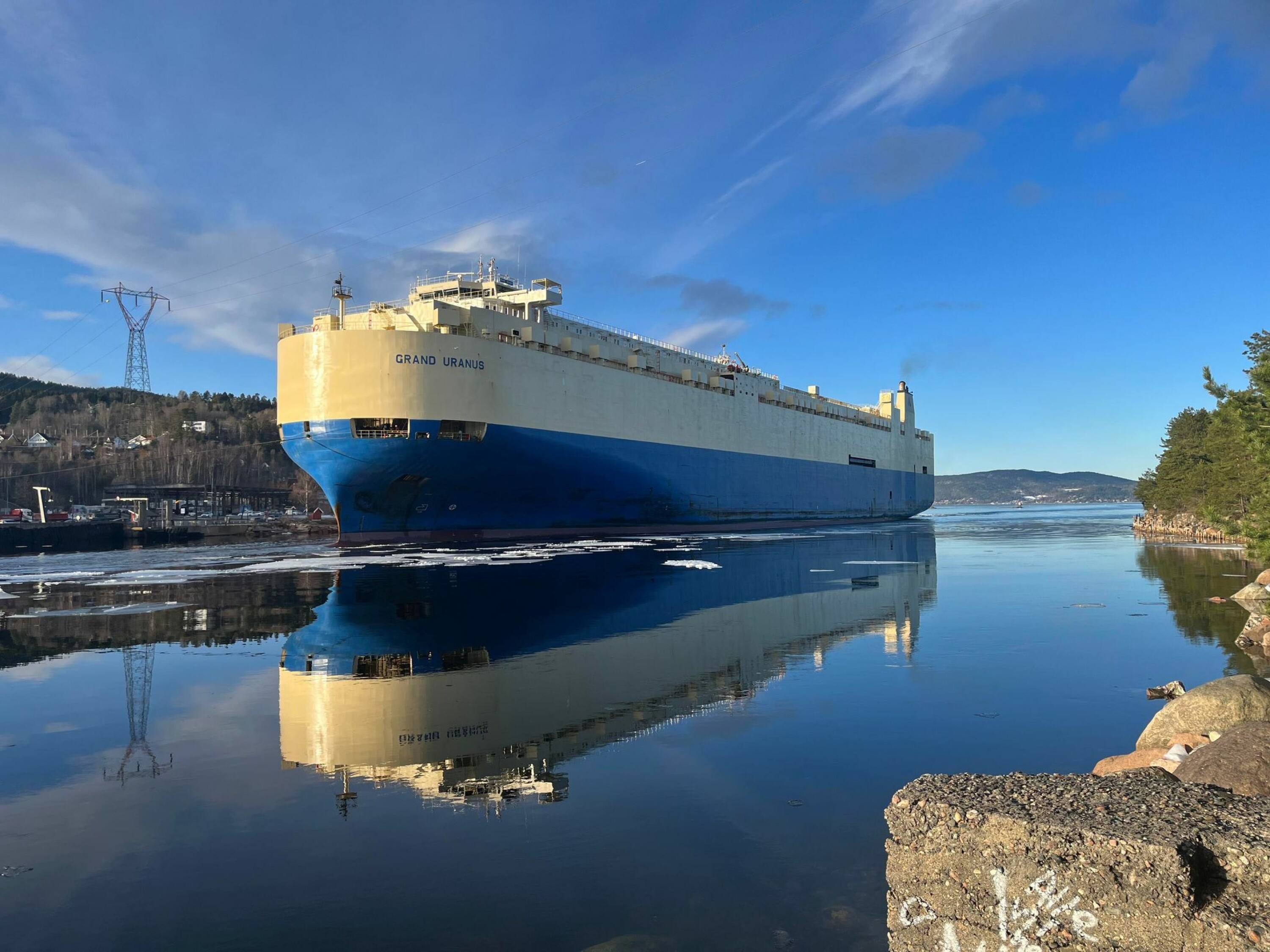 SVÆRING: Kolossen ruvet godt landskapet med sine 232 meter, men gikk akkurat klar av høyspentledningene over Svelvikstrømmen,