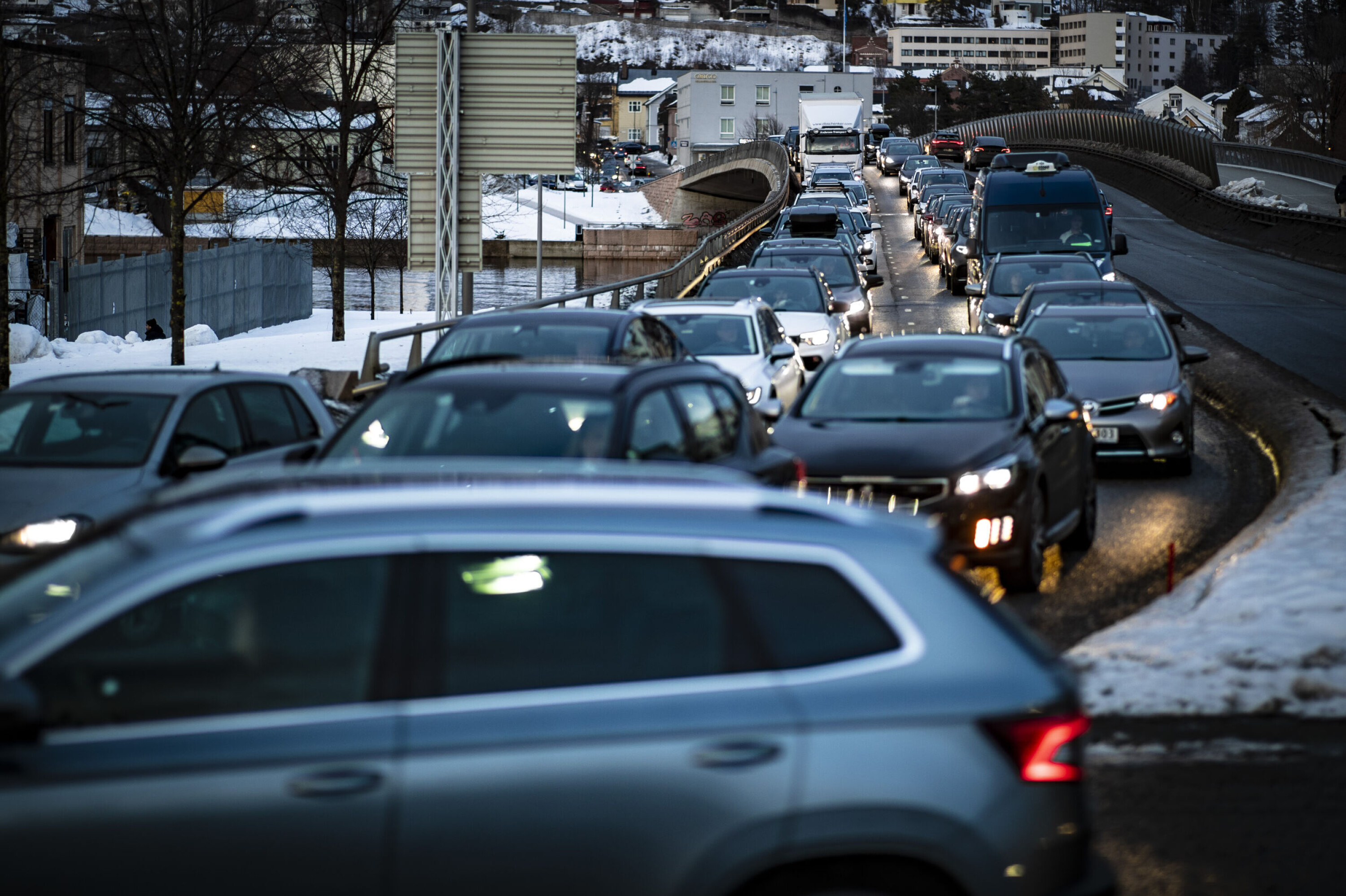 TILBAKEBLOKKERING: Flaskehalsen i Kreftings gate forårsaker lange, stillestående køer over Øvre Sund Bru og tilbake på Bragernes.