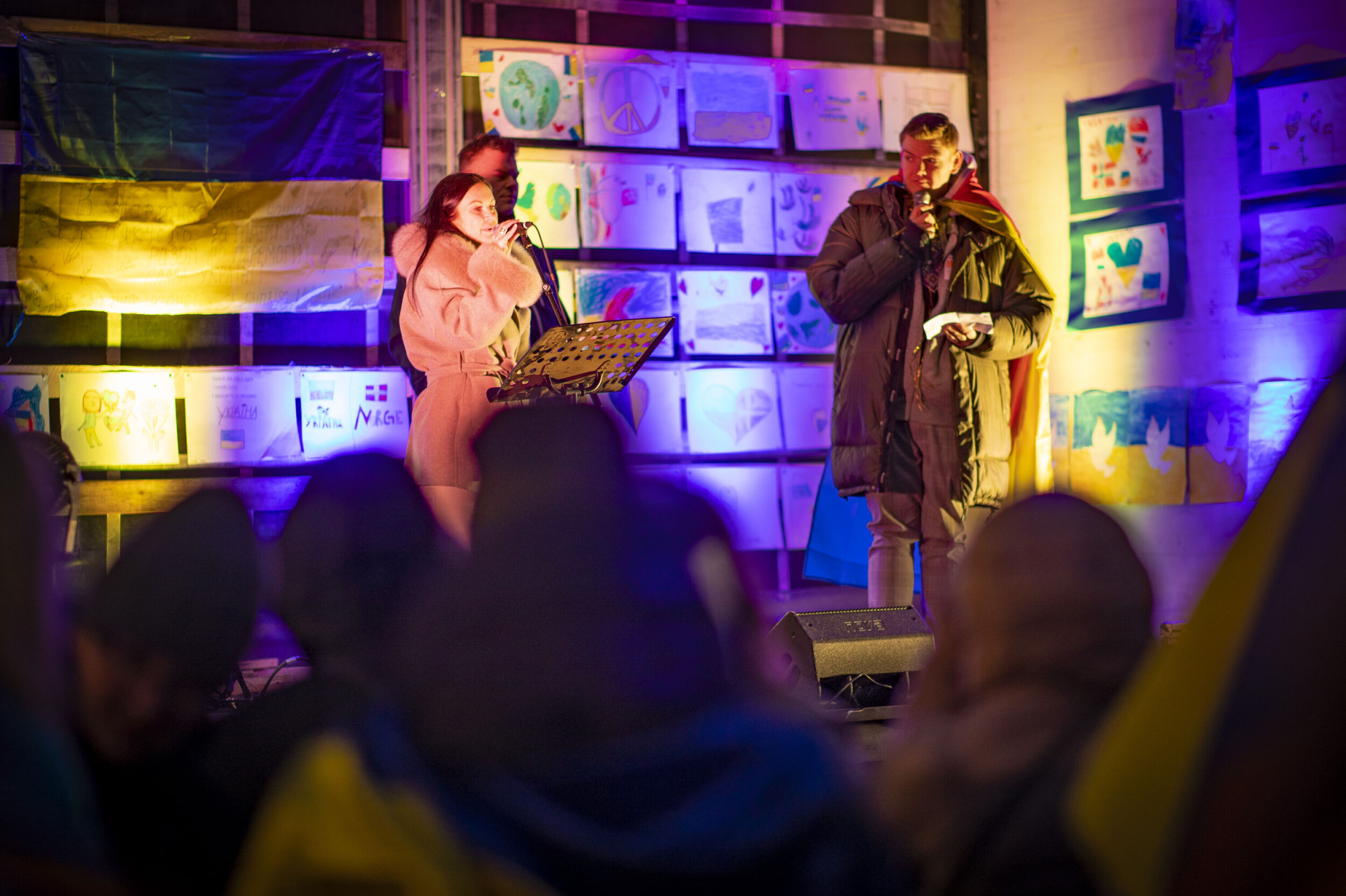 BARNETEGNINGER: Trailen på scenen var dekorert med tegninger fra ukrainske barn. BARNETEGNINGER: Trailen på scenen var dekorert med tegninger fra ukrainske barn.