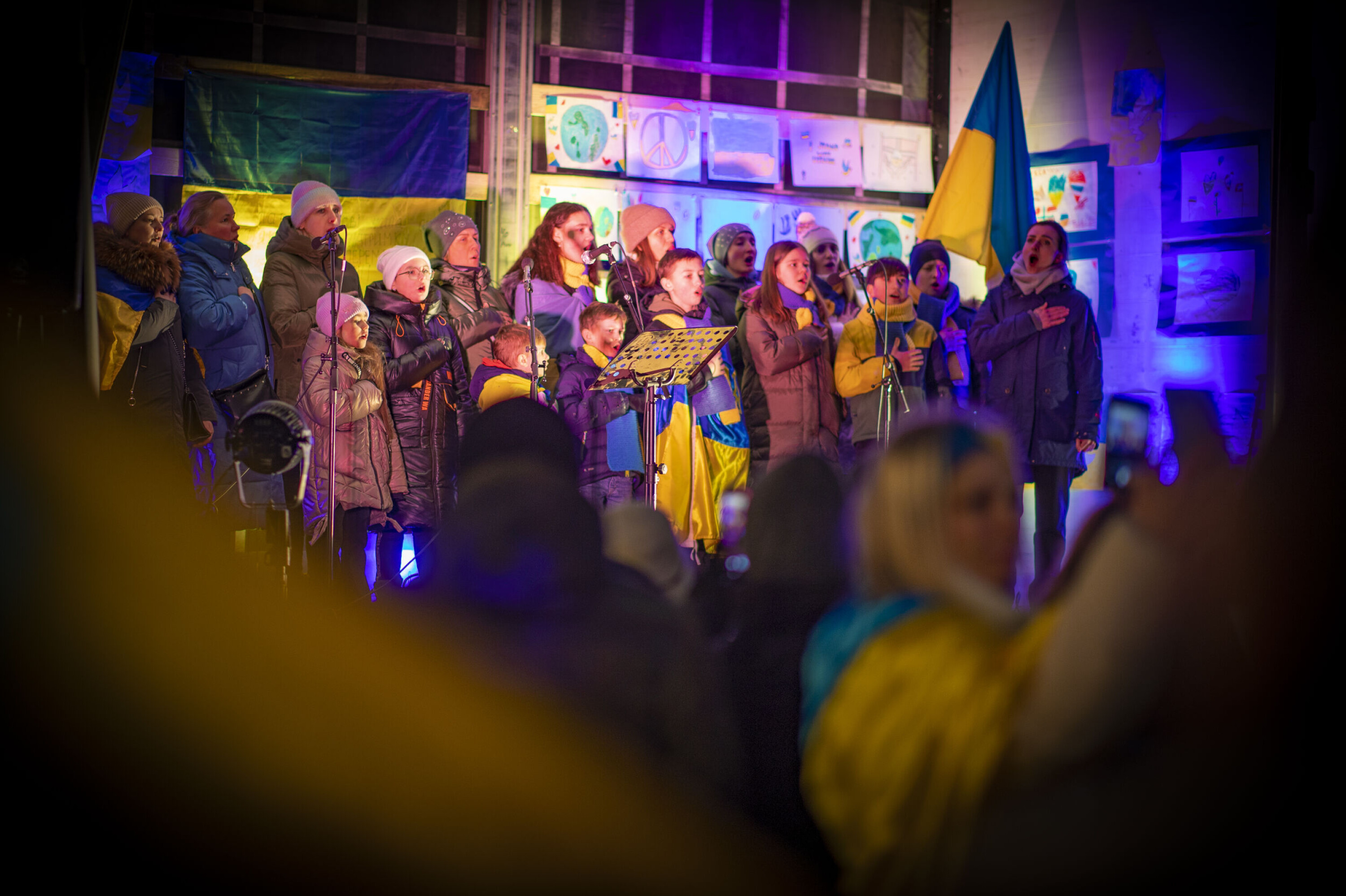 SANG NASJONALSANGEN: Ukrainske barn med tårevåt fremføring fra torgscenen. SANG NASJONALSANGEN: Ukrainske barn med tårevåt fremføring fra torgscenen.