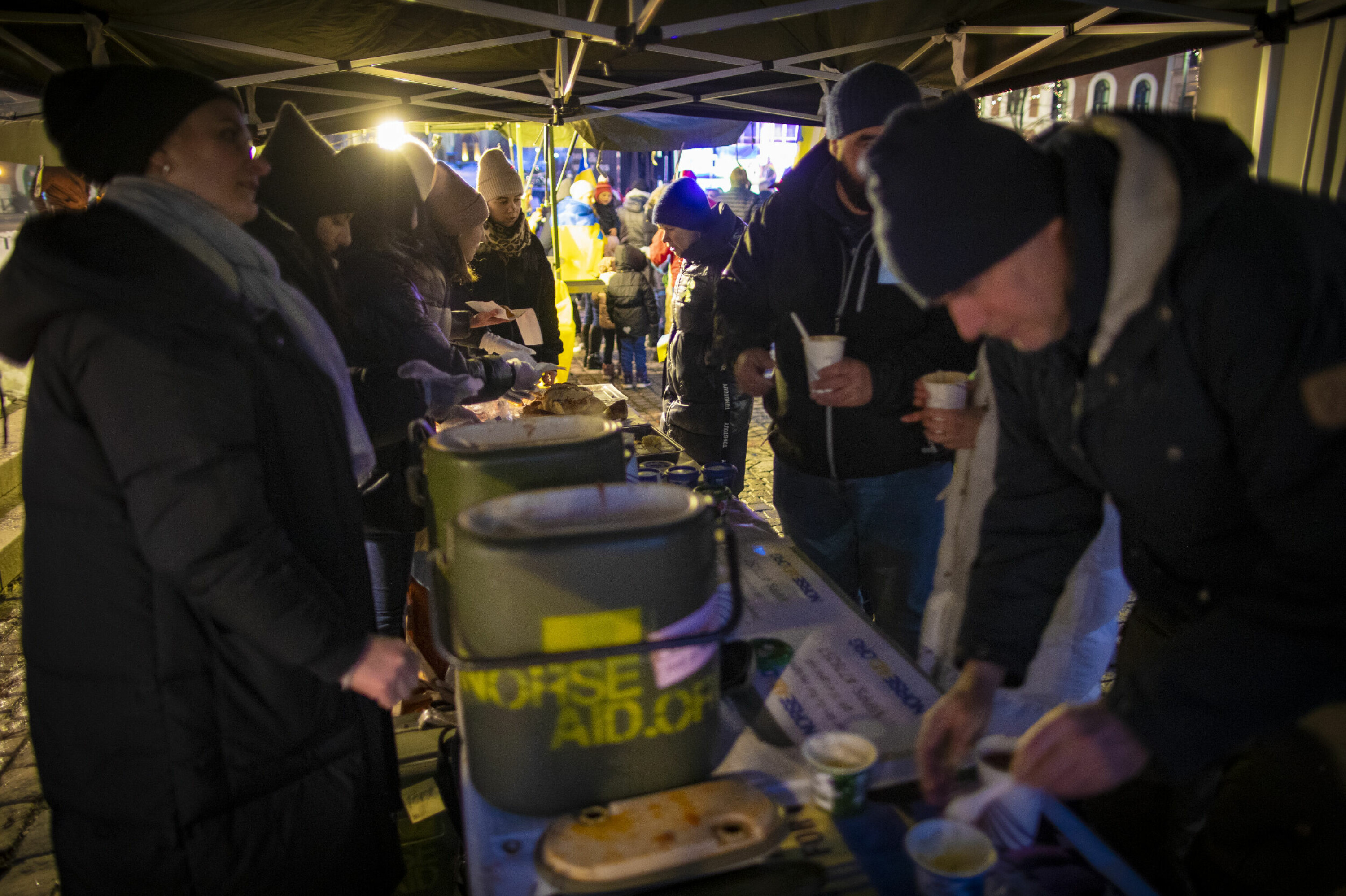 UKRAINSK MAT: Ukrainske flyktninger serverte tradisjonell varmmat fra Norse Aid sitt feltkjøkken.