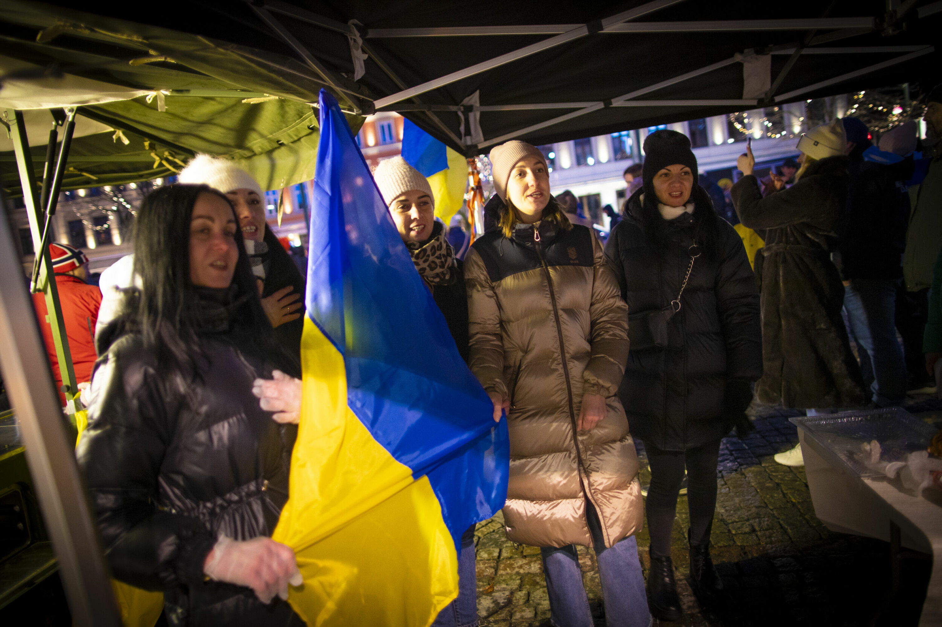SANG NASJONALSANGEN: Ukrainske kvinner i Drammen.