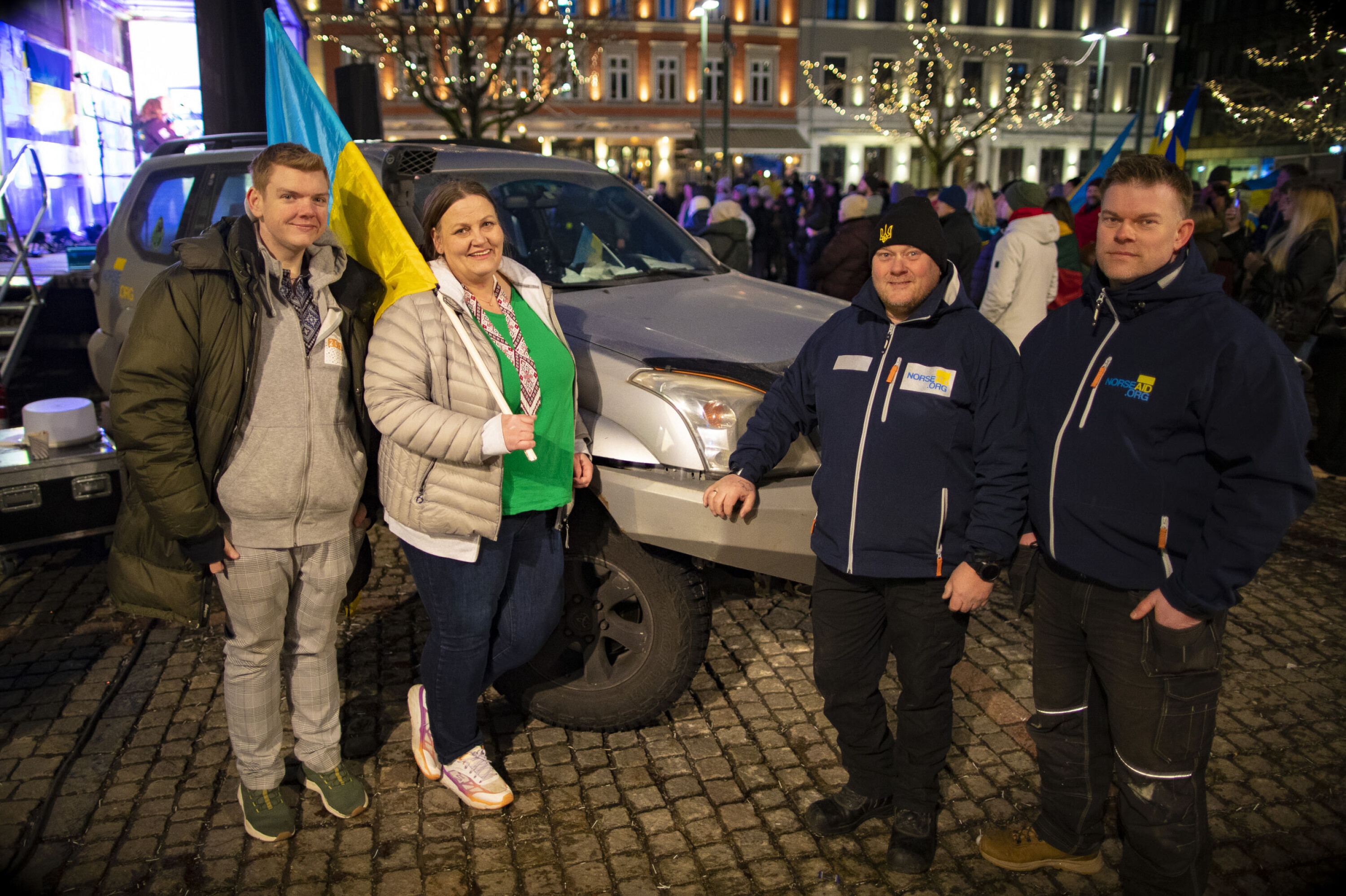 GLADE FOR OPPMØTET: Blåkors med f.v. Thomas Klingen og Tanja Vatnås, samt Erik Helgesplass og Henrik Framnes fra Norse Aid. Den spesialbygde Landcruisen bak er Erik Helgesplass sin, og har opplevd mye på veien i Ukraina. GLADE FOR OPPMØTET: Blåkors med f.v. Thomas Klingen og Tanja Vatnås, samt Erik Helgesplass og Henrik Framnes fra Norse Aid. Den spesialbygde Landcruisen bak er Erik Helgesplass sin, og har opplevd mye på veien i Ukraina.