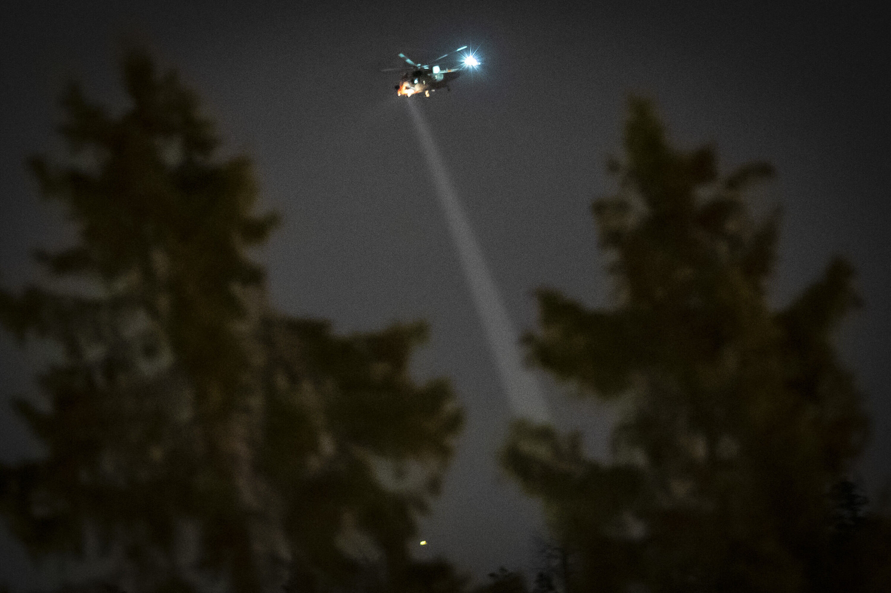 REDDET OPP: Vedkommende ble heist opp i redningshelikopteret fra skogen. REDDET OPP: Vedkommende ble heist opp i redningshelikopteret fra skogen.