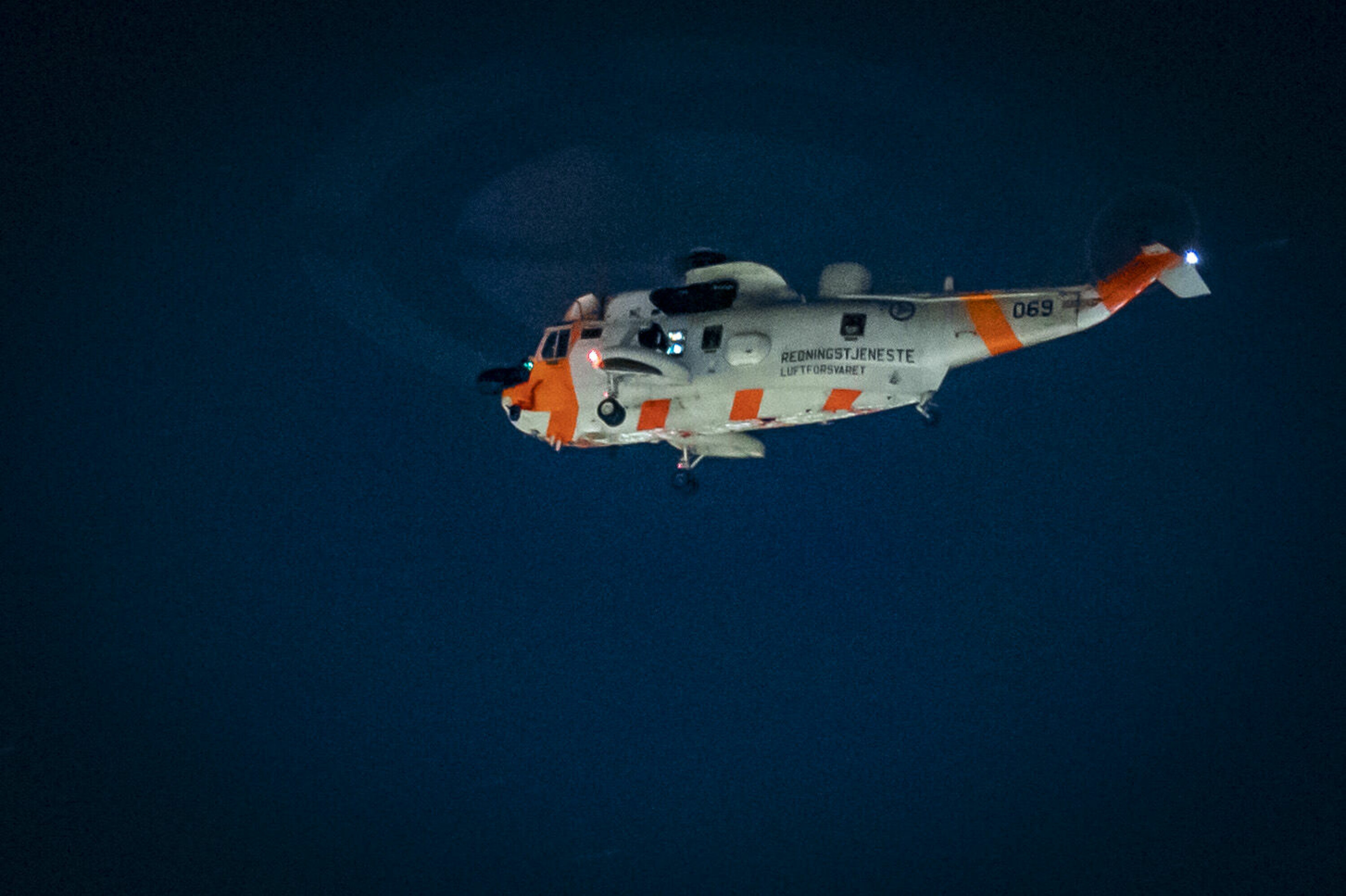 SEAKING: Her er redningshelikopteret i aksjon over Jordbrekkskogen på Konnerud.