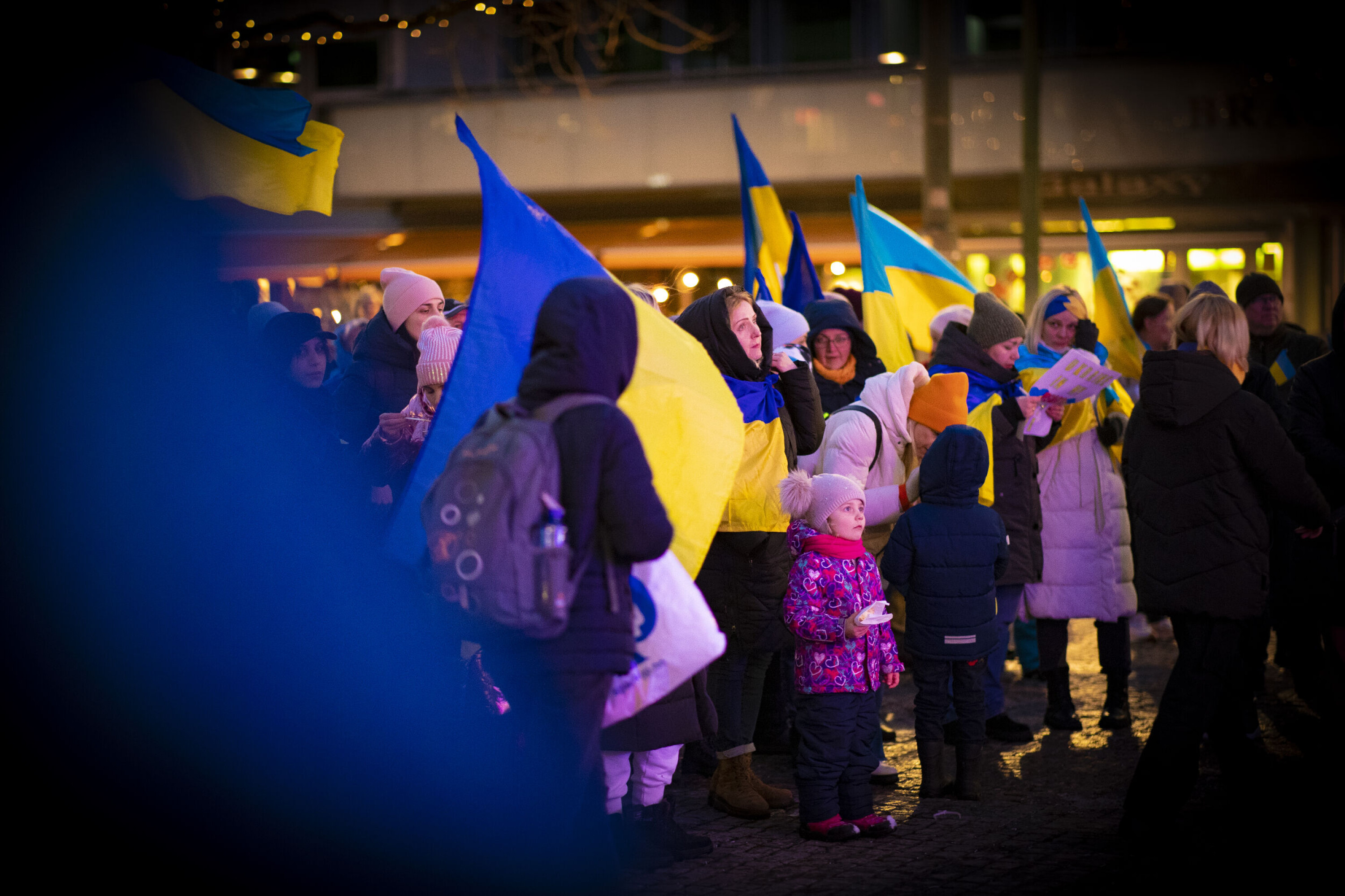 NYE DRAMMENSERNERE: Her fra markeringen av ettårsdagen for krigen i Ukraina på Bragernes Torg forrige uke.