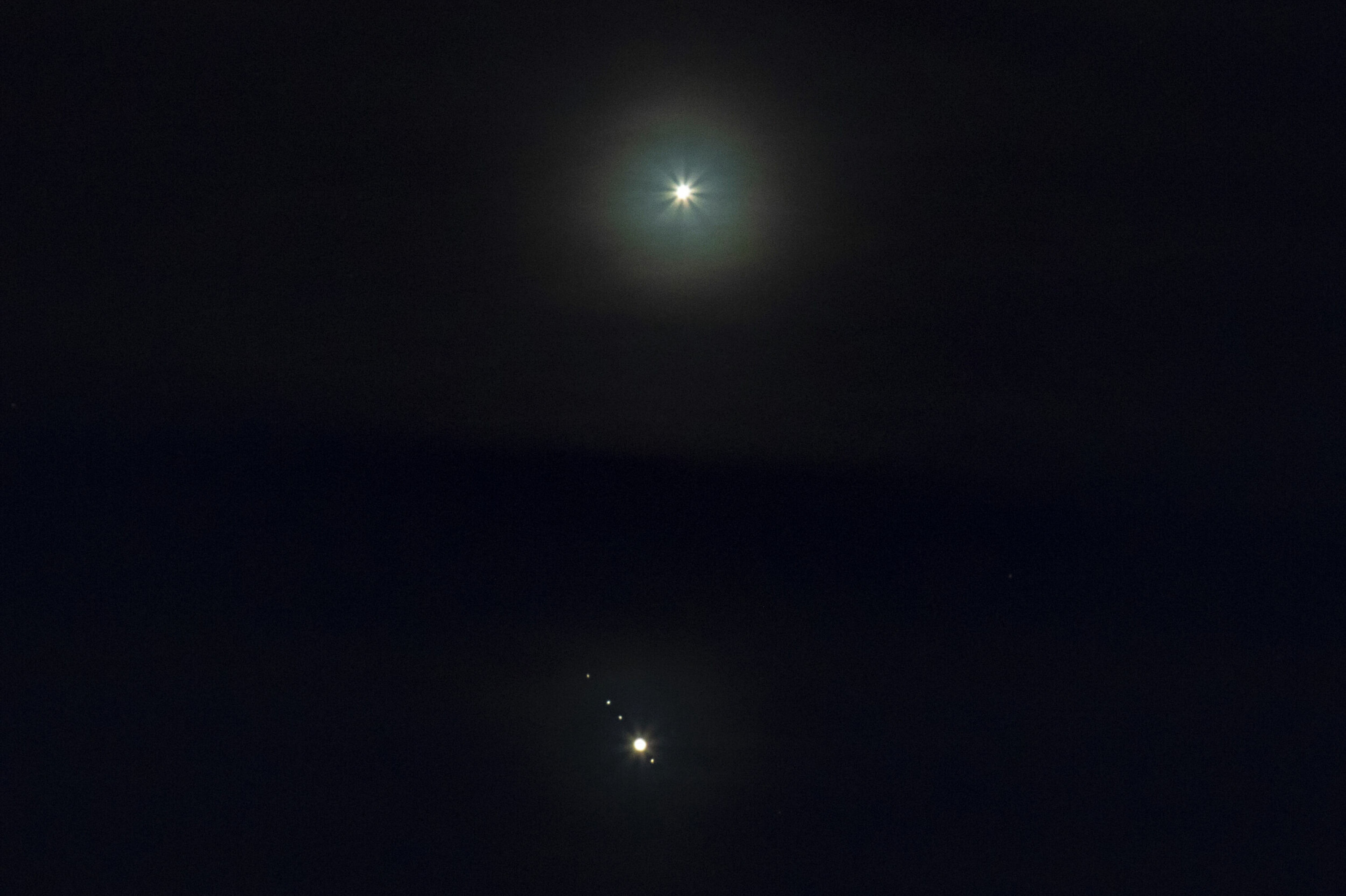 UVANLIG SYN: Her avfotografert fra Drammen onsdag kveld, med et noe høyt skylag som la en liten demper på stemningen. For ordens skyld: Venus er øverst, Jupiter med sine måner nederst i bildet.