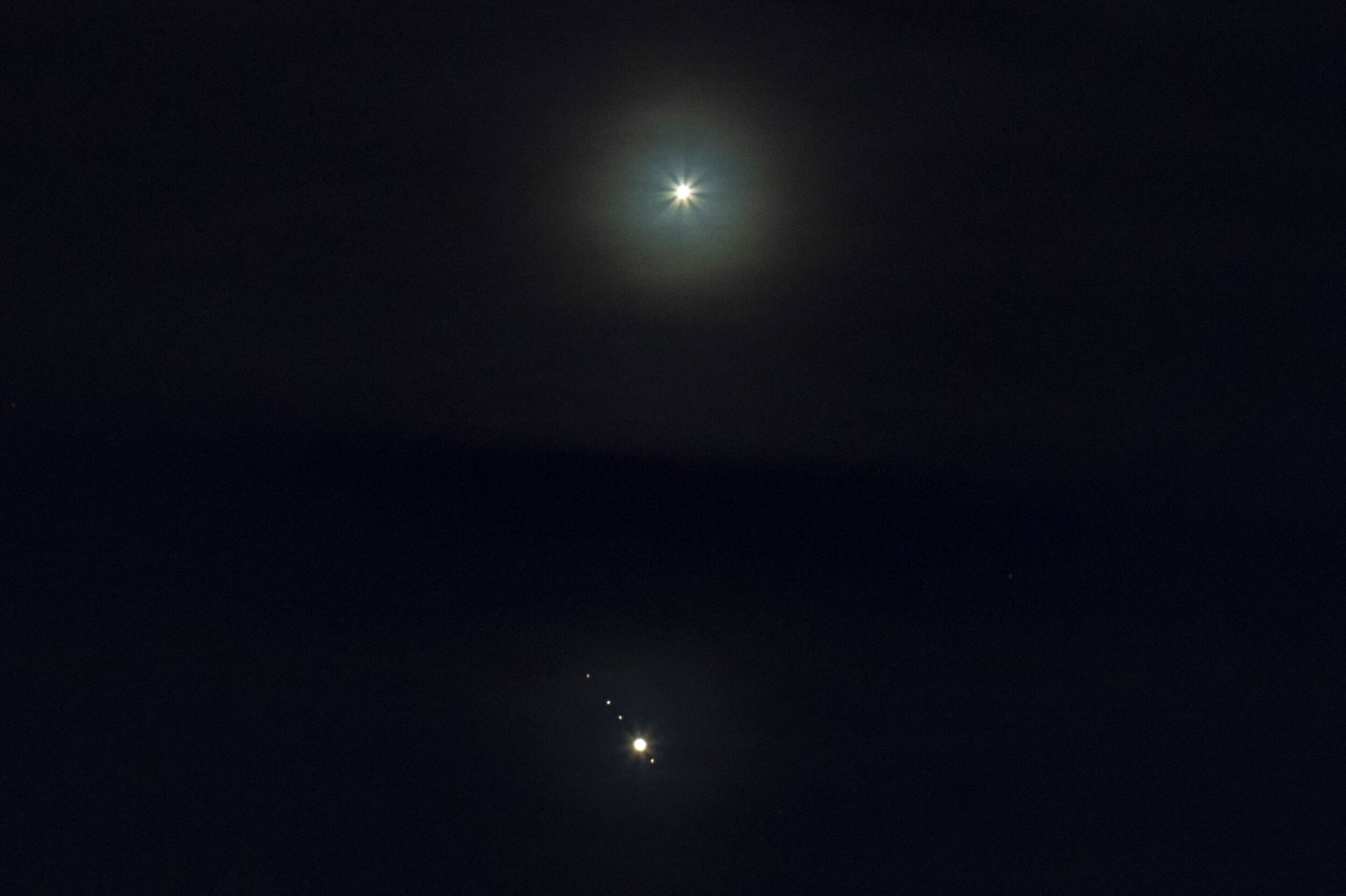 UVANLIG SYN: Her avfotografert fra Drammen onsdag kveld, med et noe høyt skylag som la en liten demper på stemningen. For ordens skyld: Venus er øverst, Jupiter med sine måner nederst i bildet. UVANLIG SYN: Her avfotografert fra Drammen onsdag kveld, med et noe høyt skylag som la en liten demper på stemningen. For ordens skyld: Venus er øverst, Jupiter med sine måner nederst i bildet.